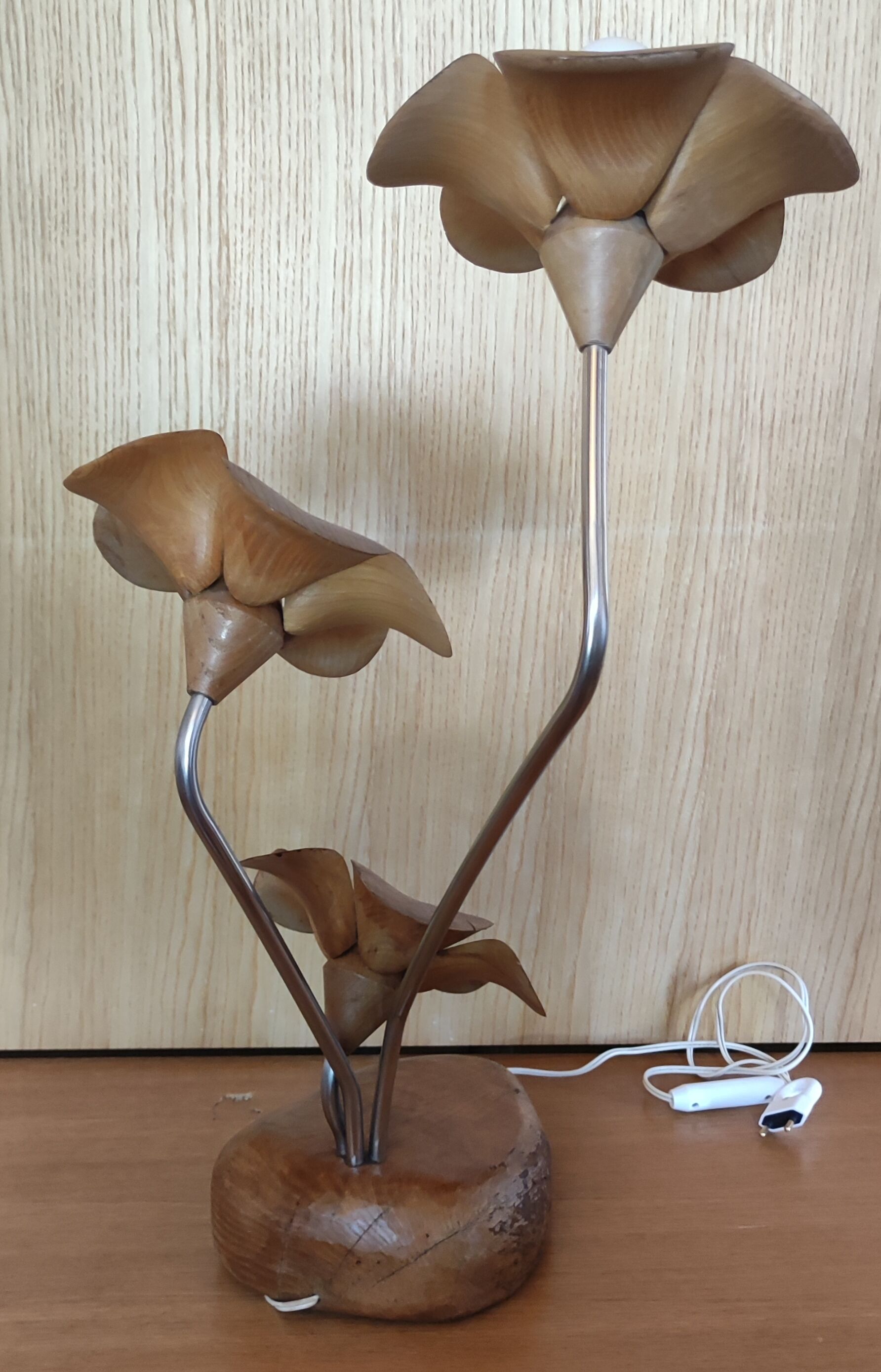Floral lamp design in wood