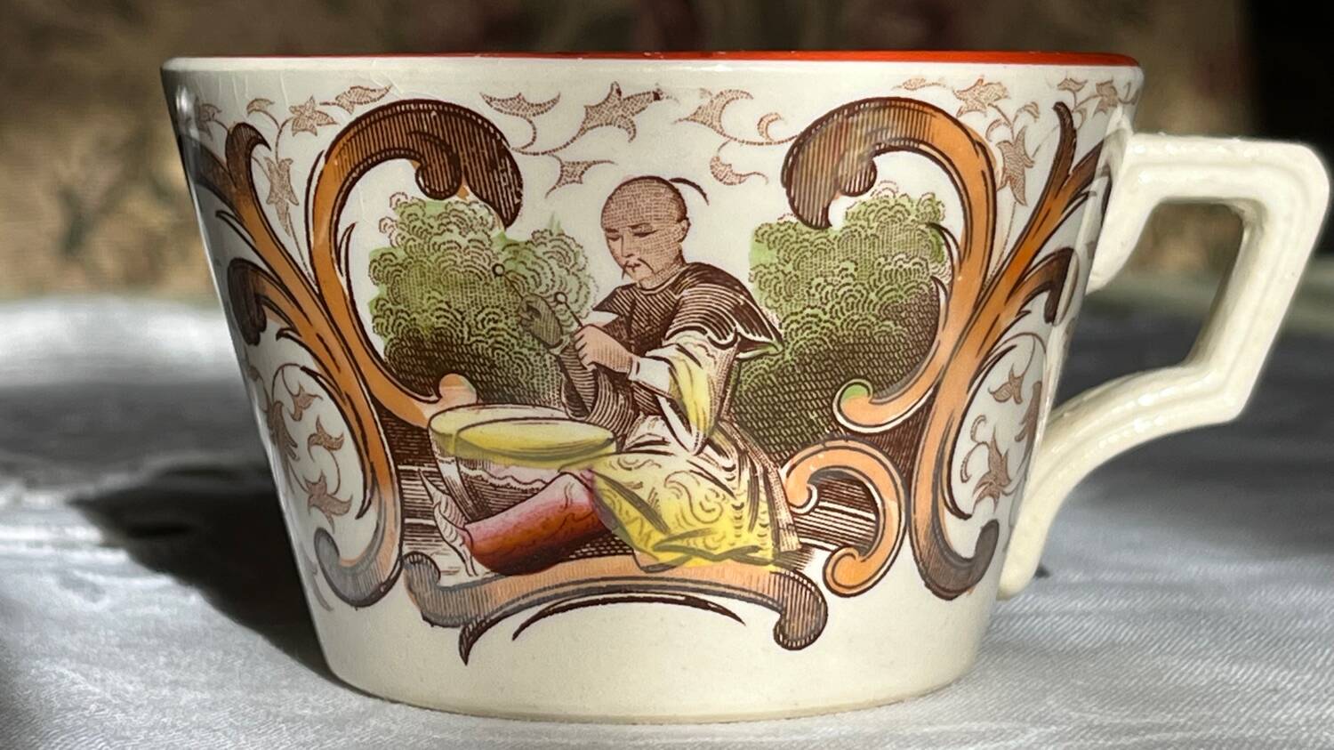 Set of 4 vintage Sarreguemines tea cups and 5 saucers