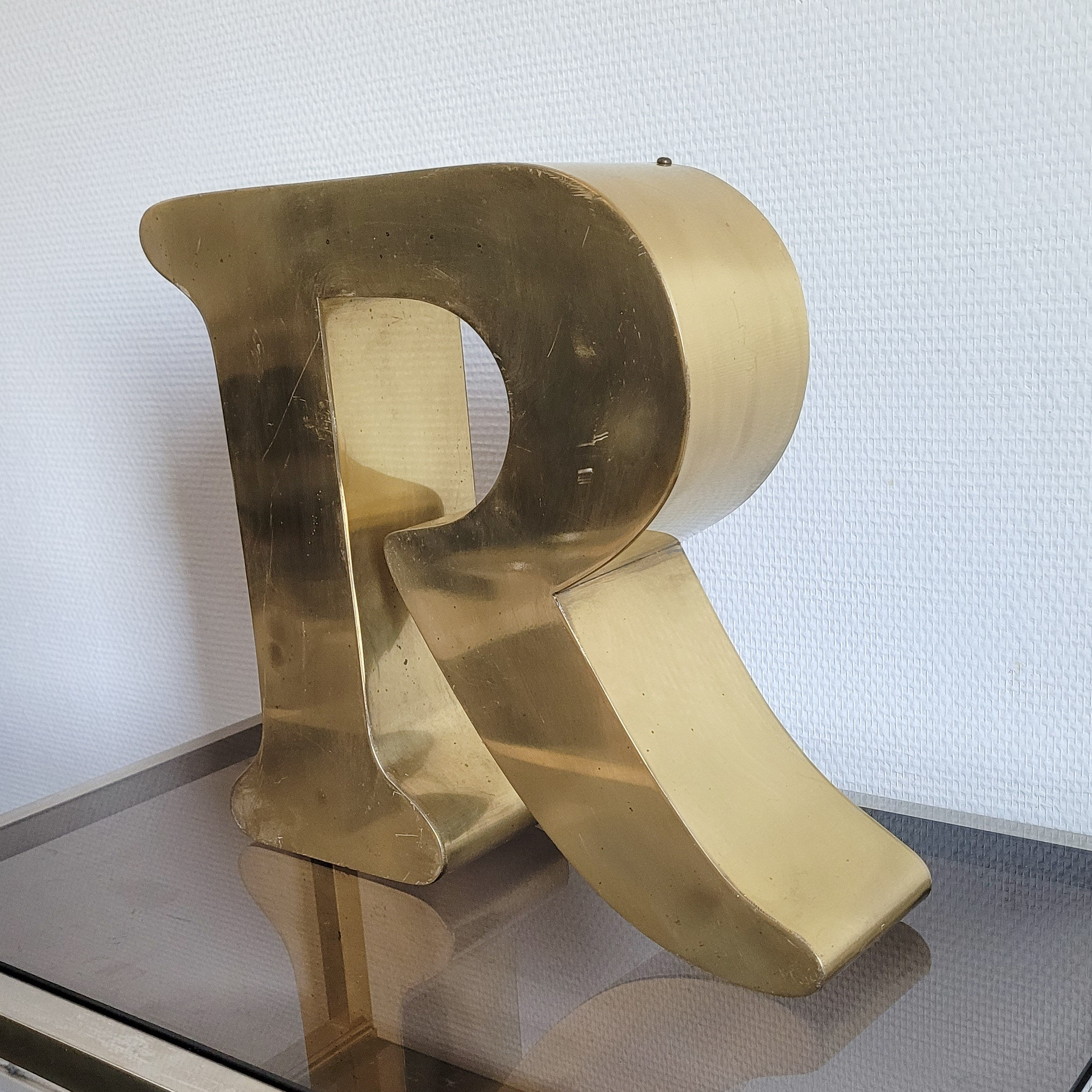 Old sign letter R
