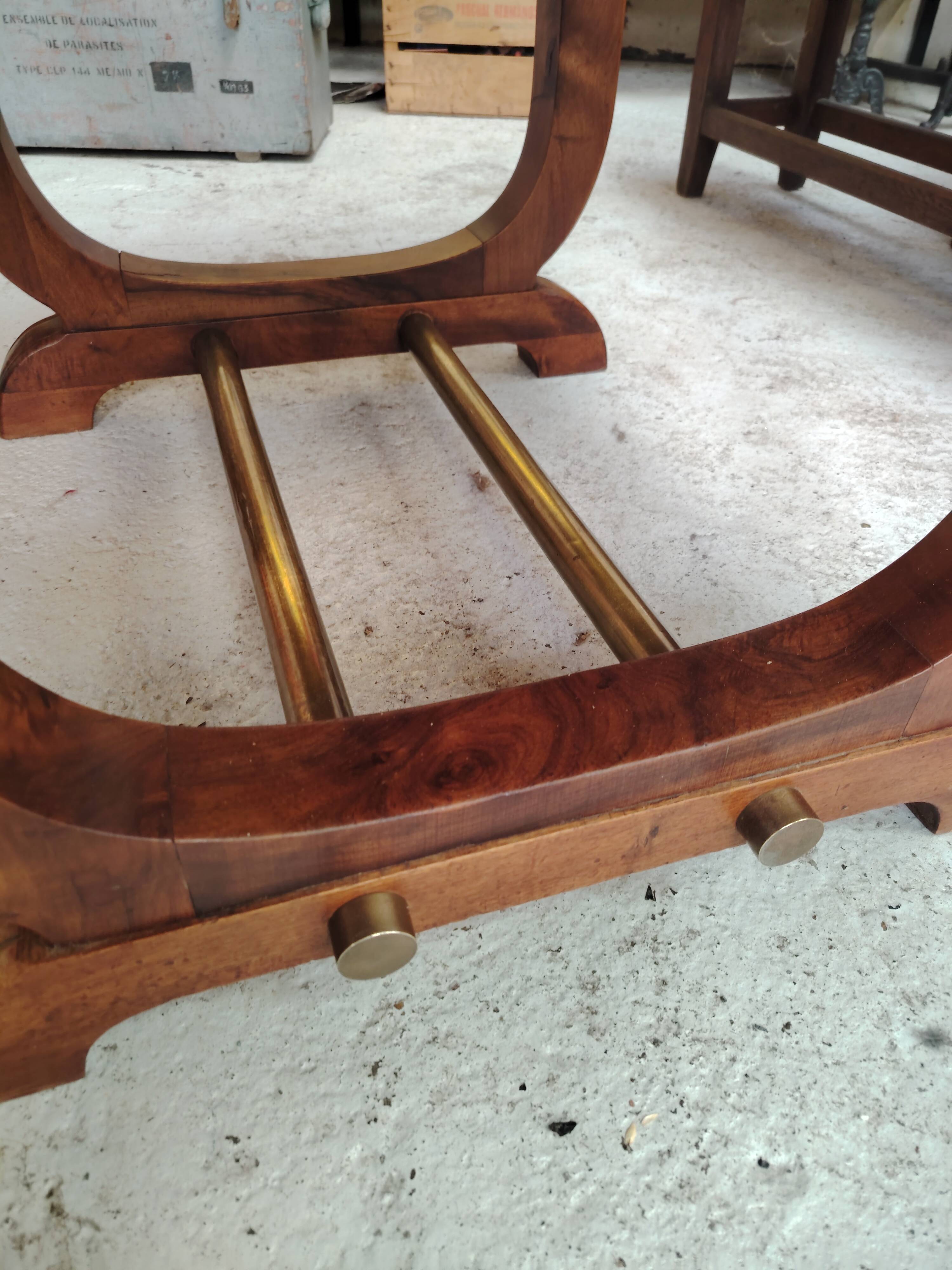 Art Deco extendable table in solid wood and brass.