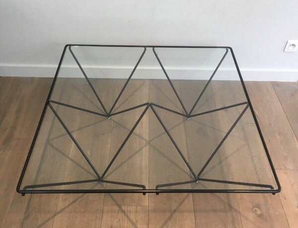 Table basse en métal laqué noir et plateau de verre clair. Attribuée à Paolo Piva
