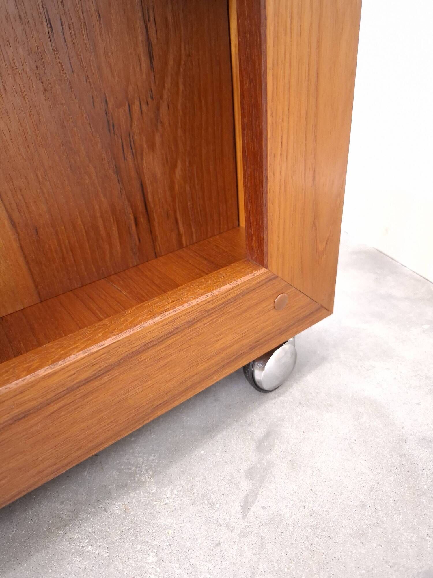 Teak LP kast op wielen, bijzettafel, nachtkastje, kast 2
