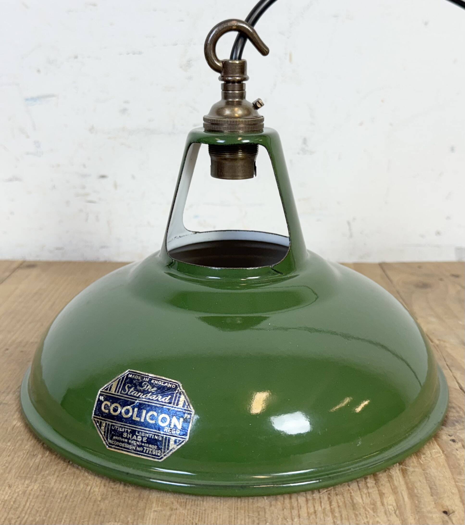 Suspension industrielle en émail vert de Coolicon, années 1950