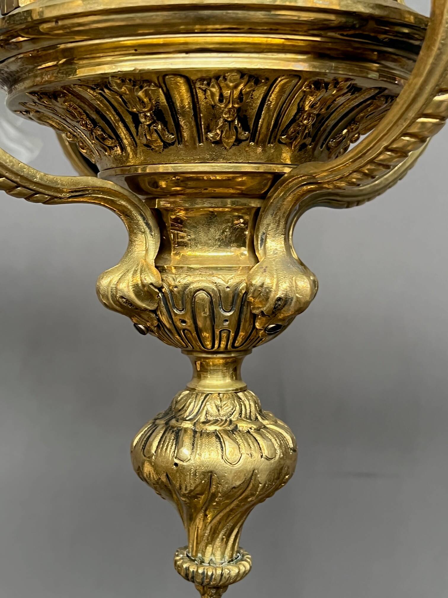 Lustre ancien en bronze massif doré.