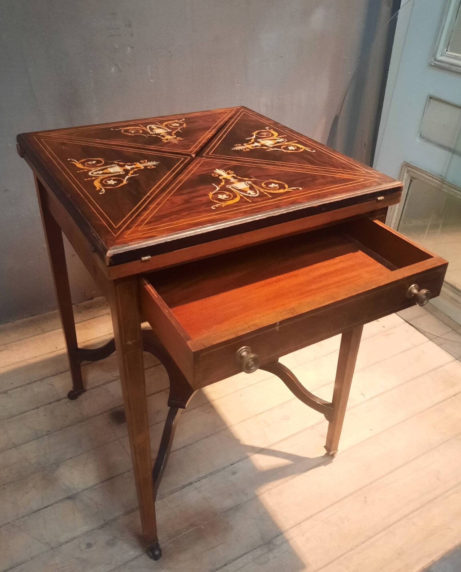 Table d'appoint, à jeu dite "mouchoir"