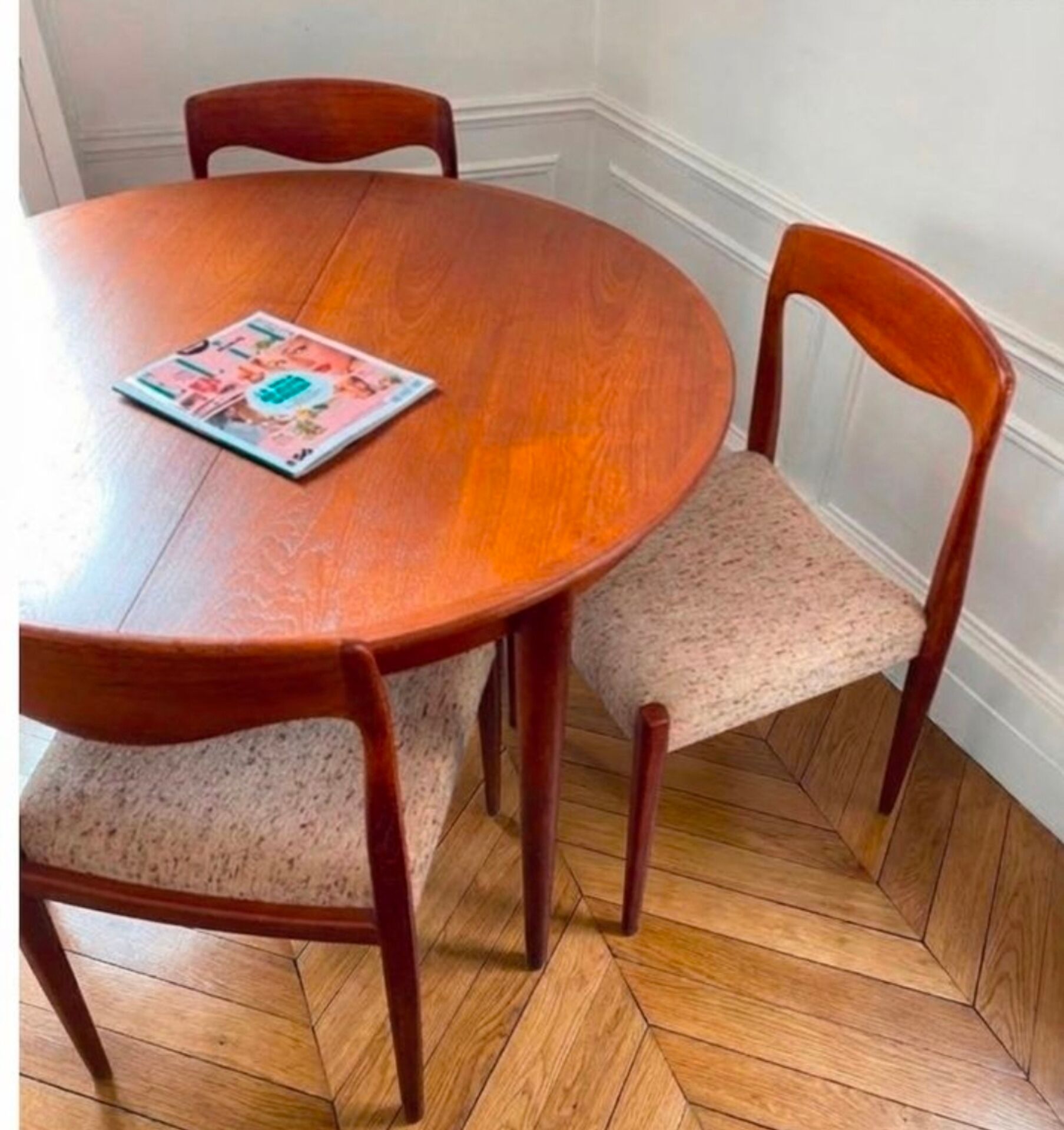 Large Danish round/oval table for 4 to 7-8 people, extendable (110 -
