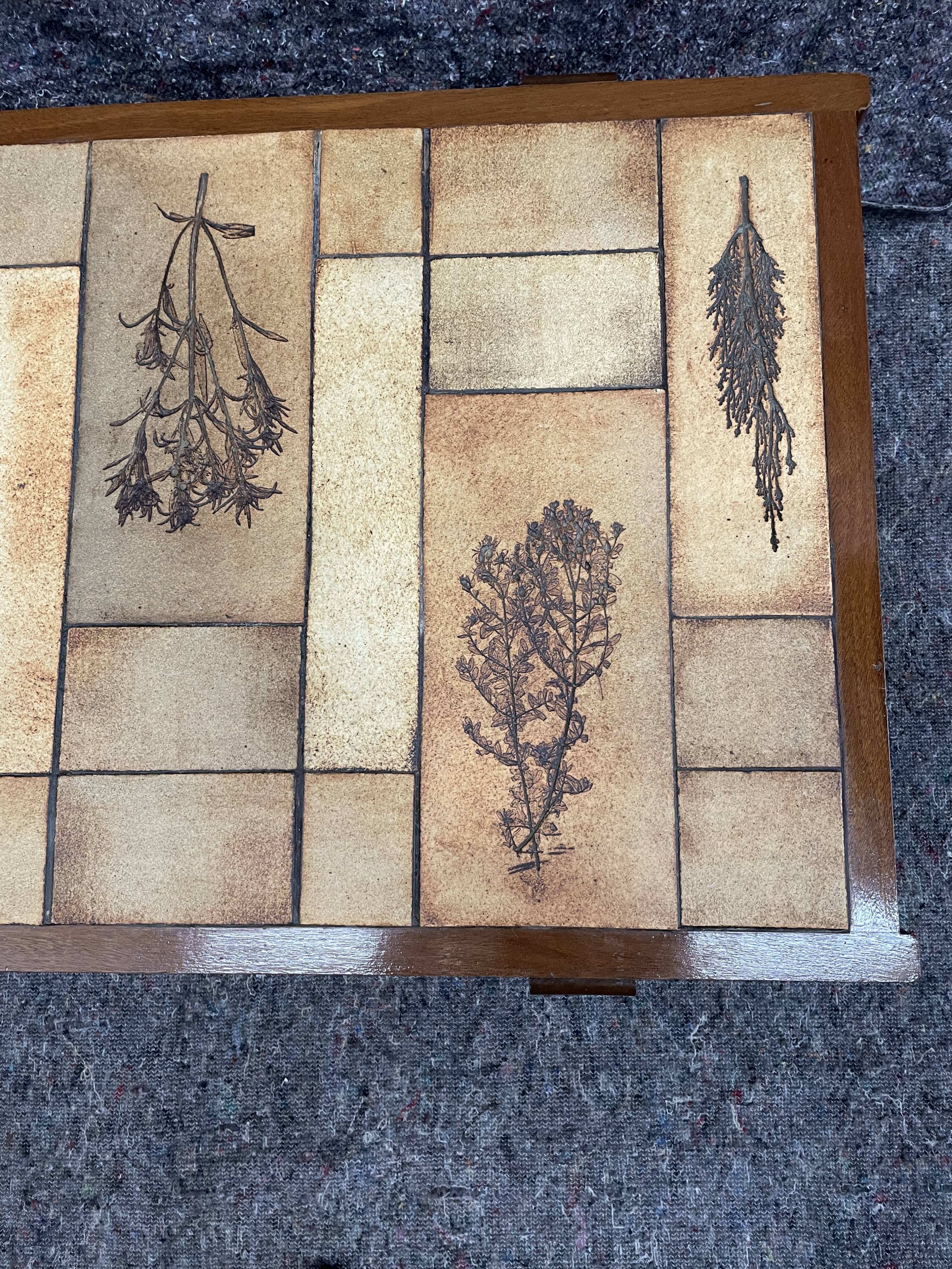 Coffee table in wood and ceramic herbarium