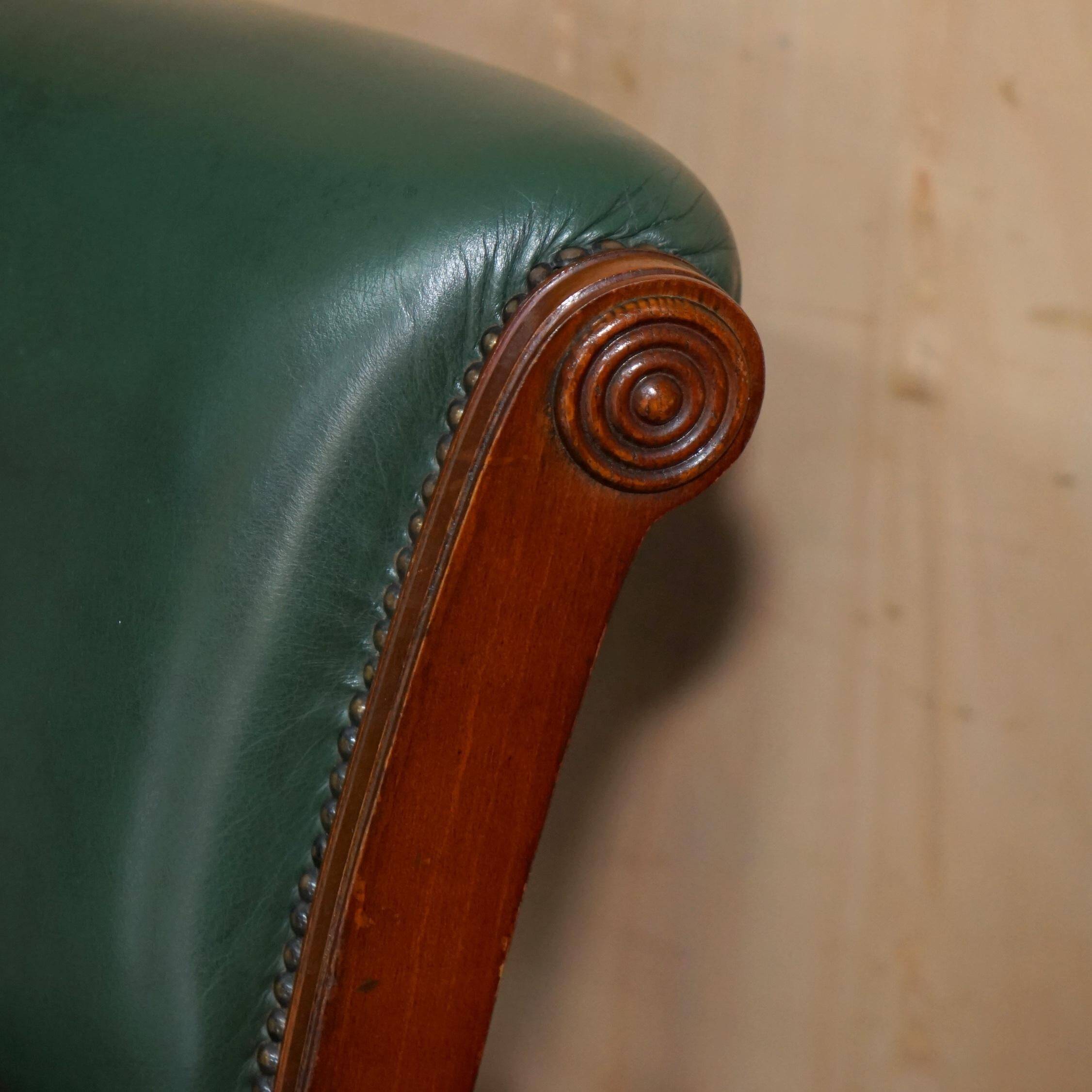 Modern captain's chair in leather, beech frame, adjustable.