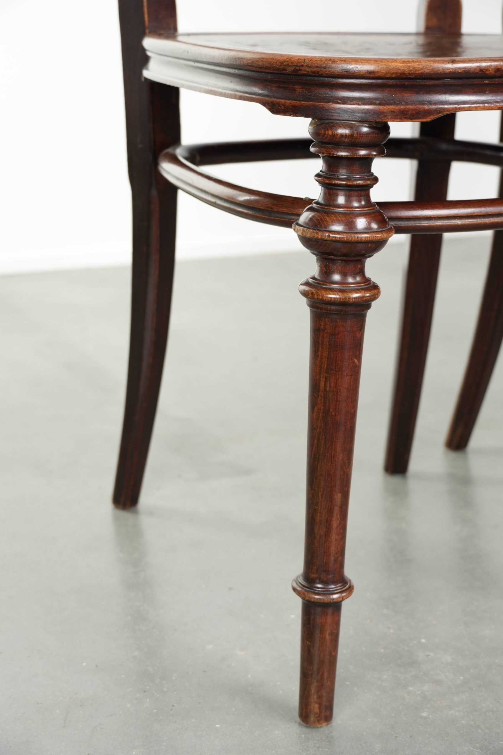 Ensemble de quatre chaises de bistro antiques de la fin du 19e/début du 20e siècle.