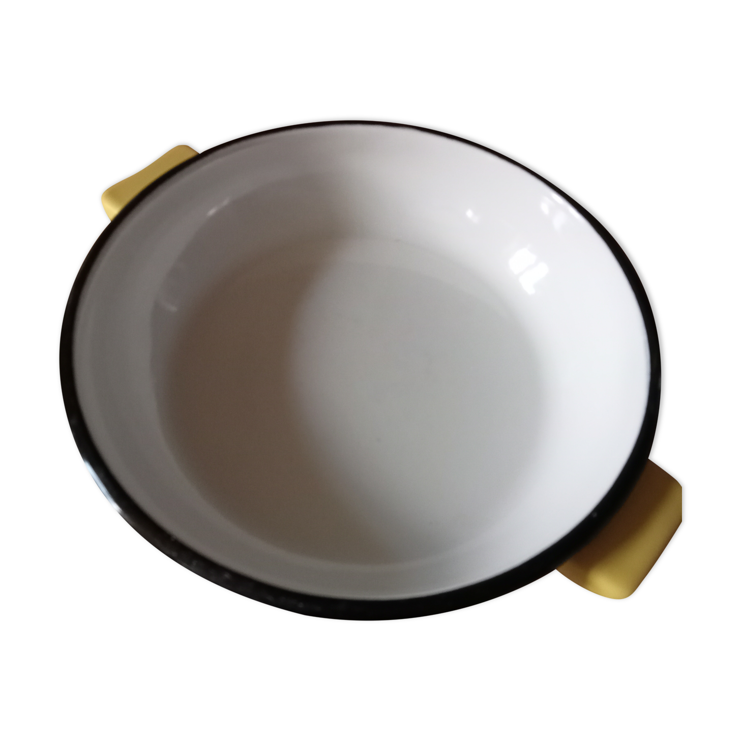 Enamelled dish with handles
