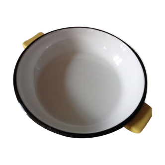 Enamelled dish with handles