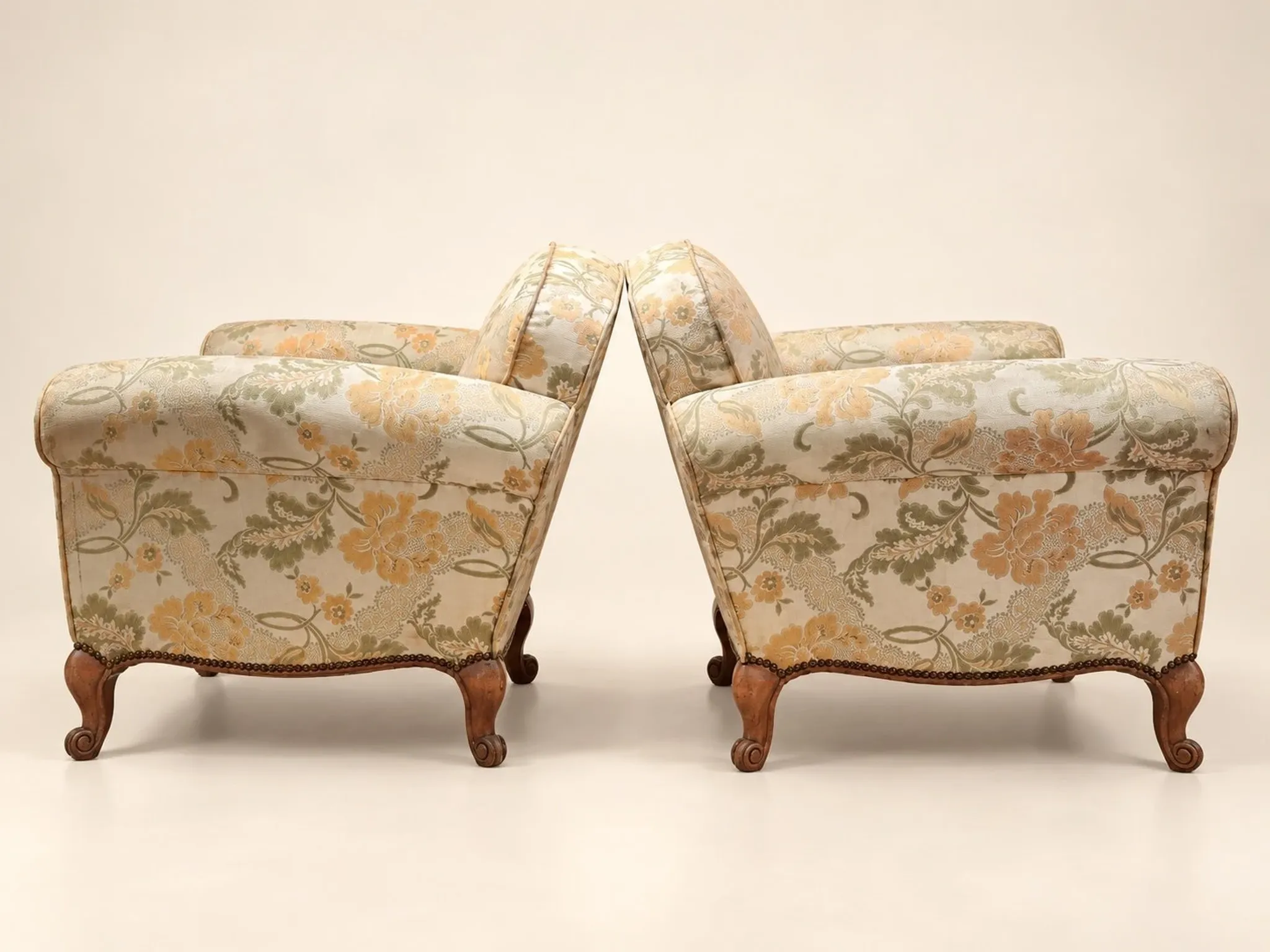 Pair of Louis XV style club armchairs – Carved wood & brocade – Early 20th century