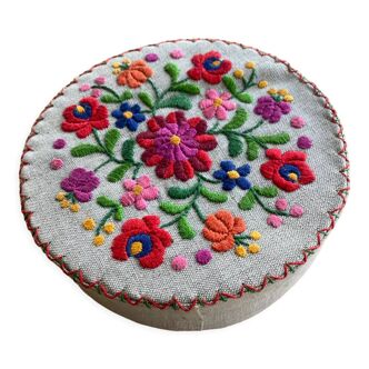 Mi-linen box and hand-embroidered flowers