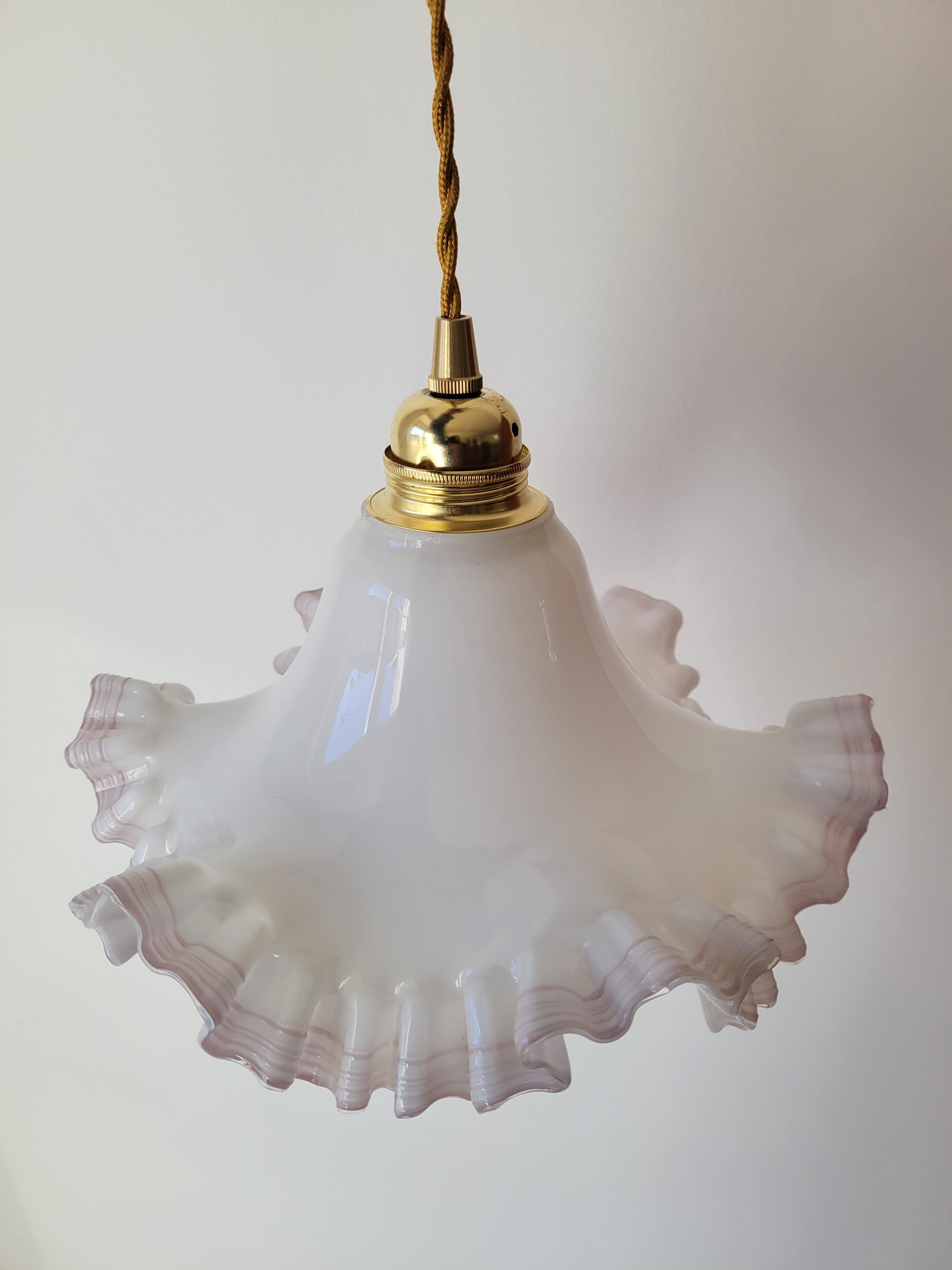 White and pink opaline suspension