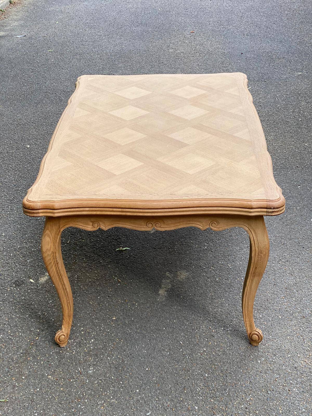 Table à manger extensible Louis XV bois massif chêne et marqueterie 250cm
