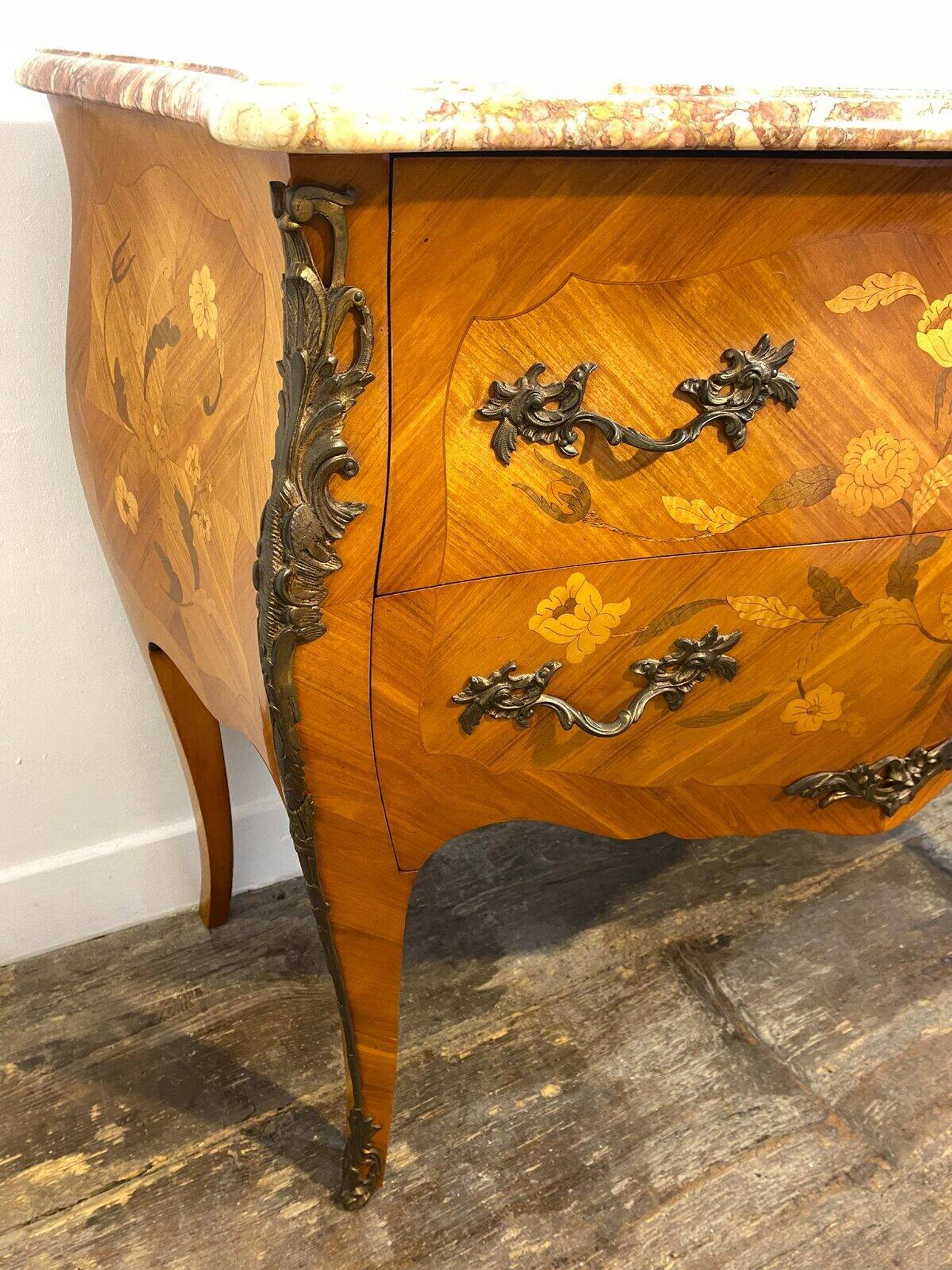 Commode Louis XV galbée, dessus de marbre, bronzes et marqueterie