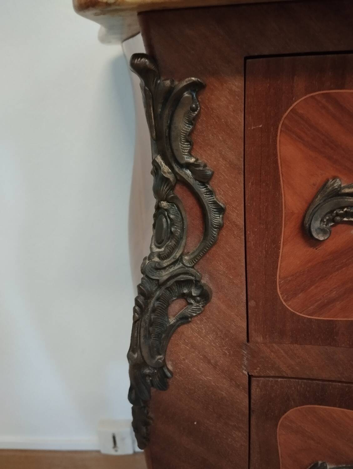 Louis XV style chest of drawers with marquetry sauteuse