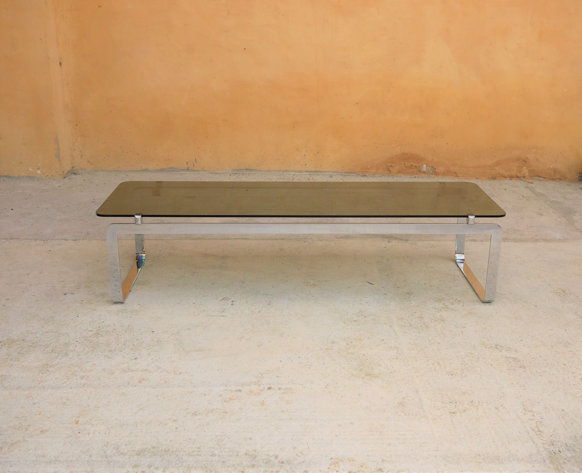 Table basse vintage en métal chromé et en verre fumé
