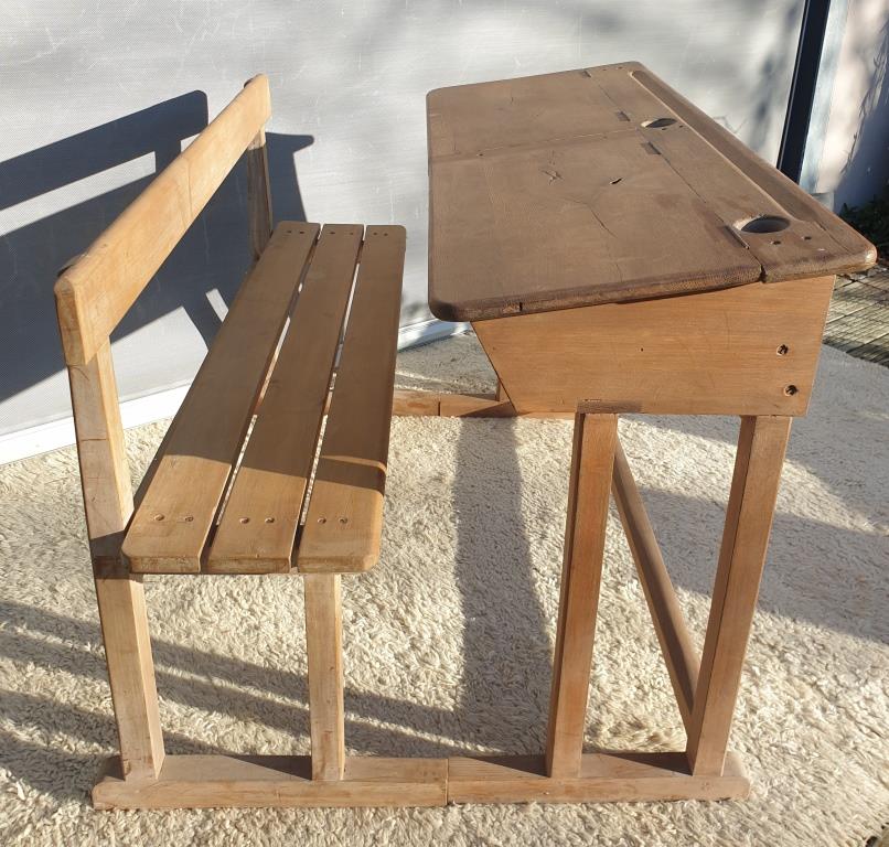 Bureau d'écolier pupitre double et son banc graffitis
