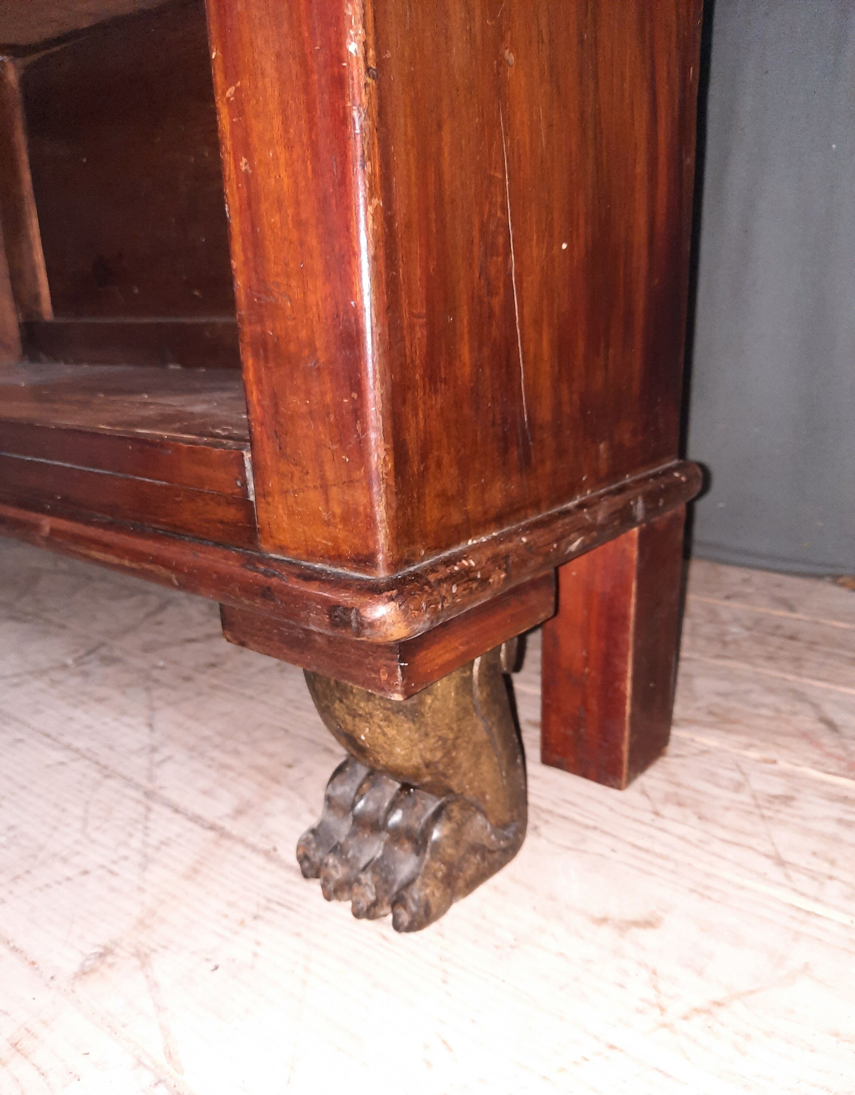 Mahogany plating floor on grifge feet