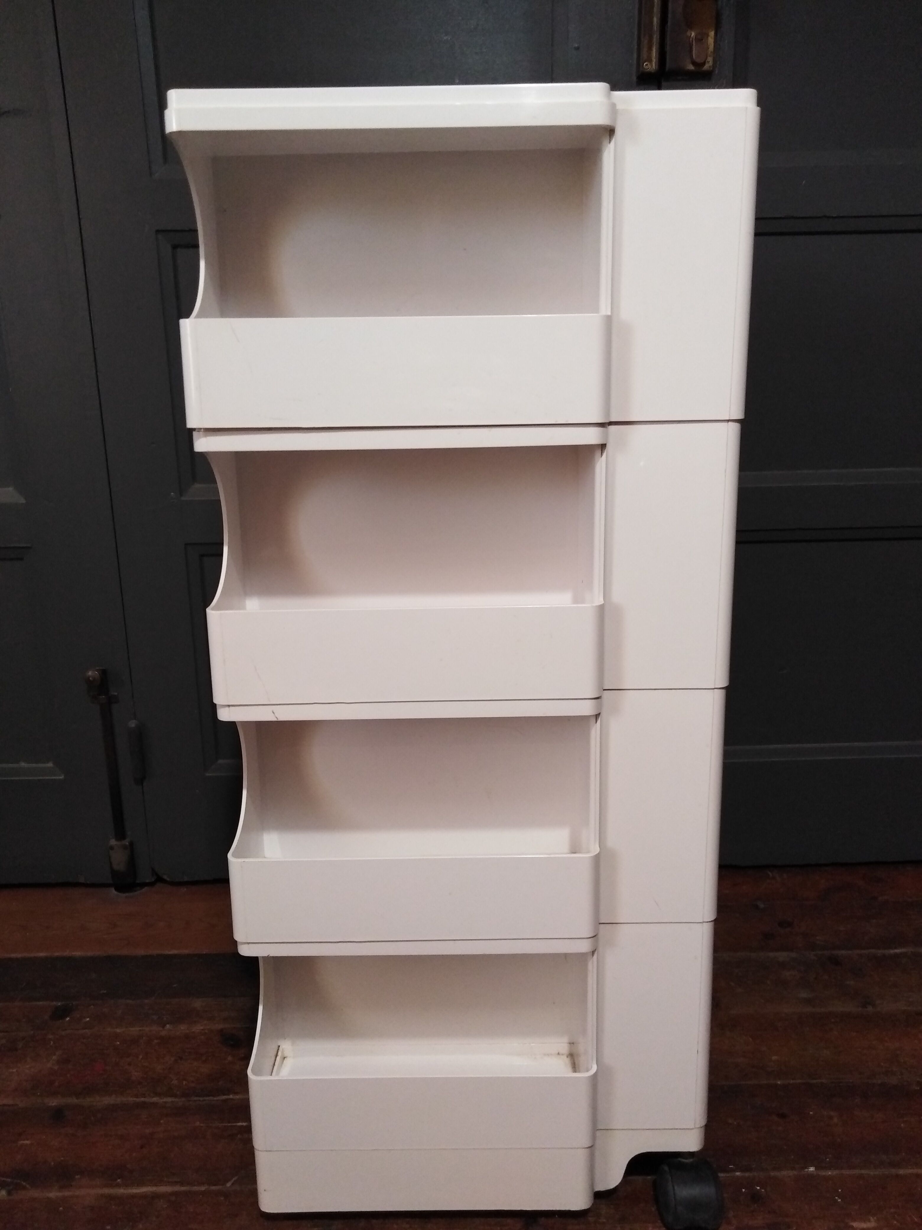 Joe Colombo - serves Boby Trolley