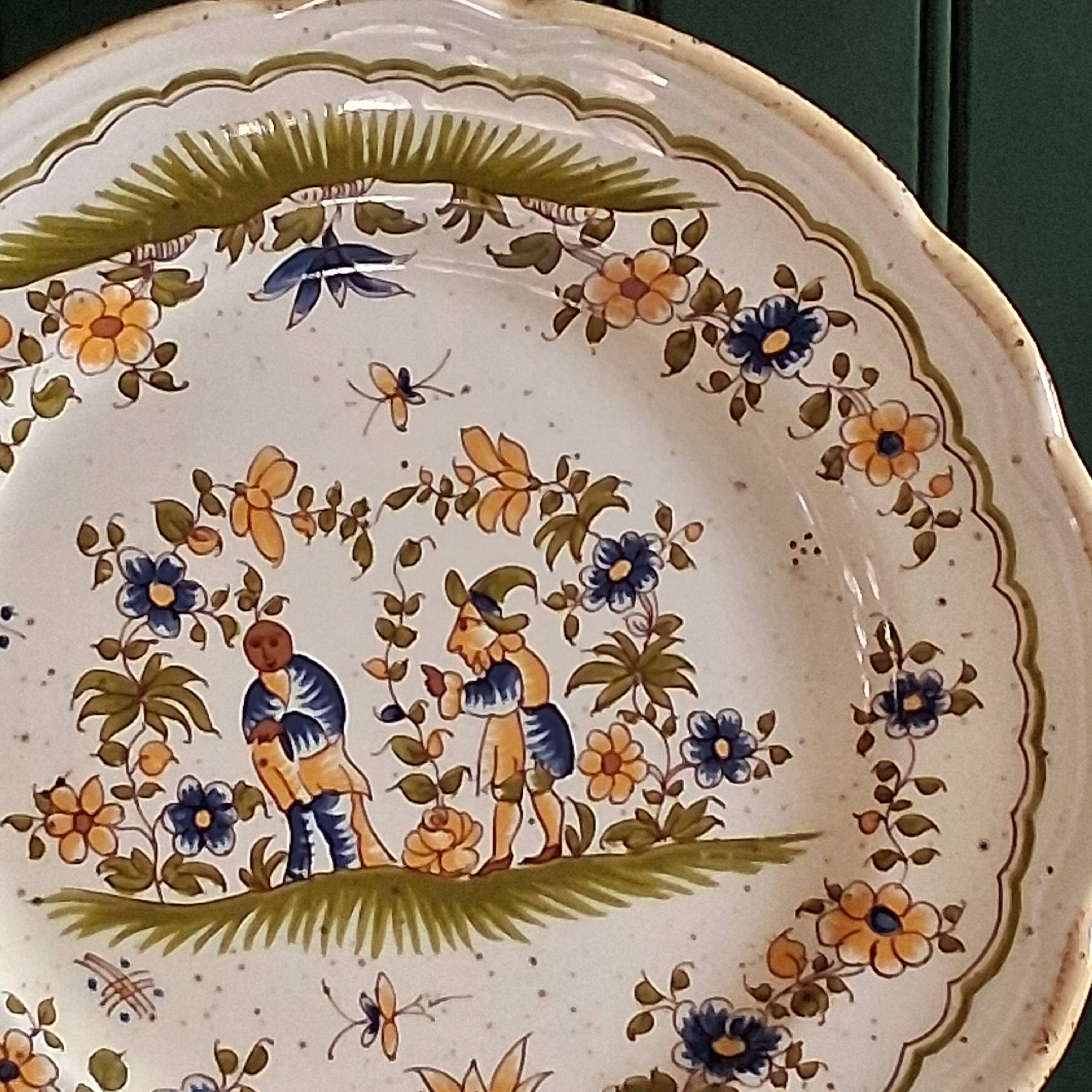 Plate "Reproduction Vieux Moustiers" in very good condition.