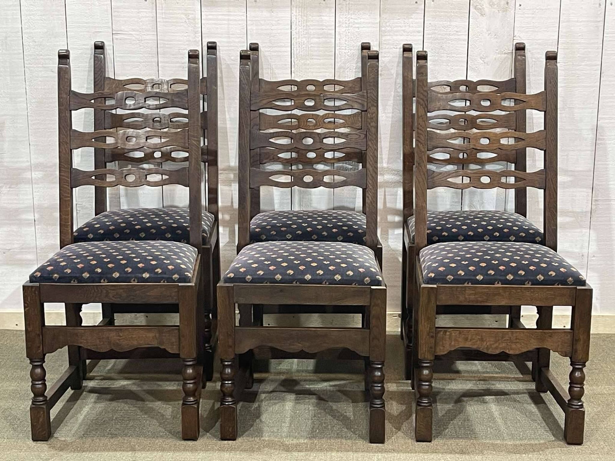 Suite de 6 chaises anglaises 19ème en chêne