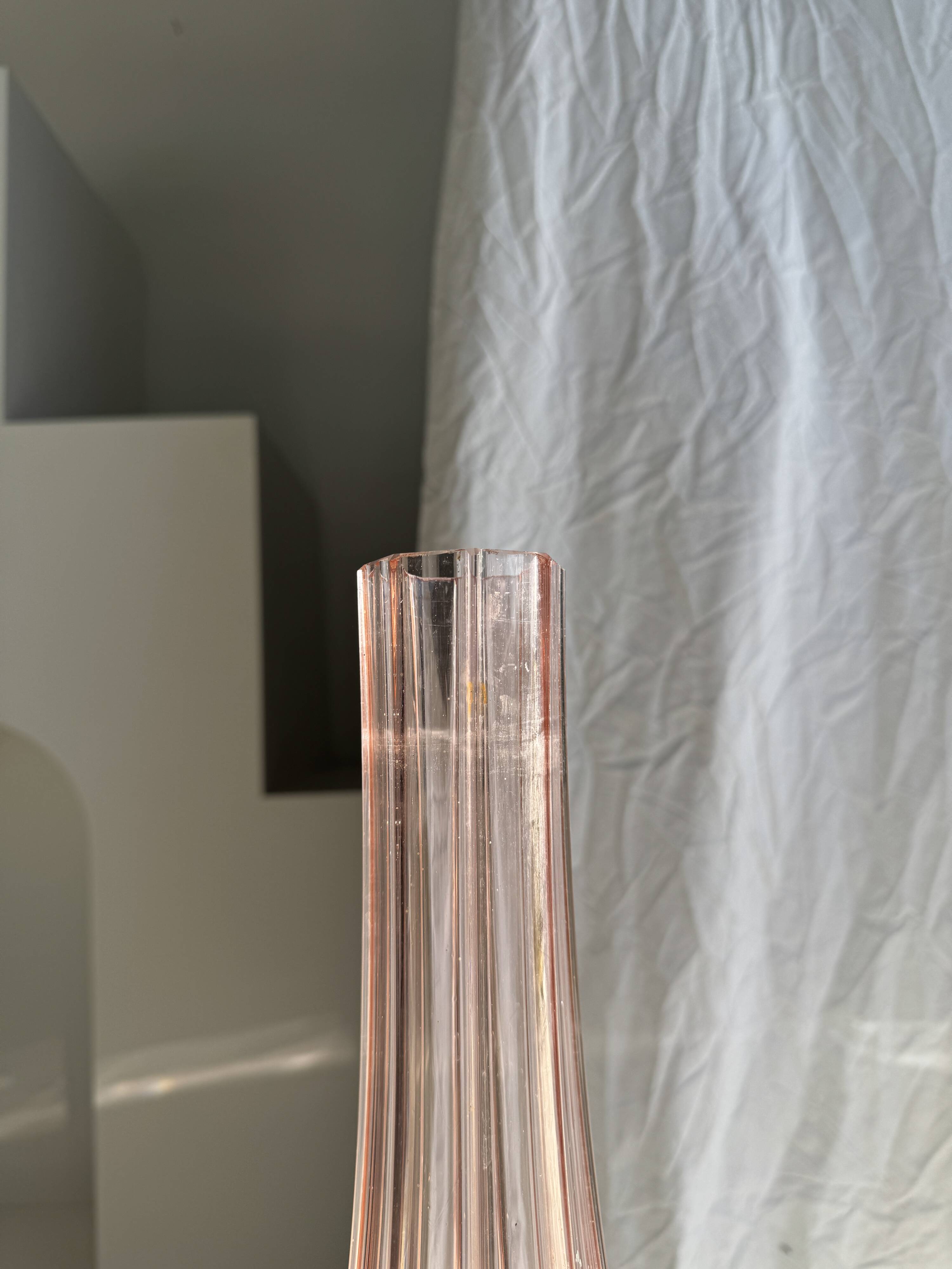 Large pink glass bud vase, H37 D18A