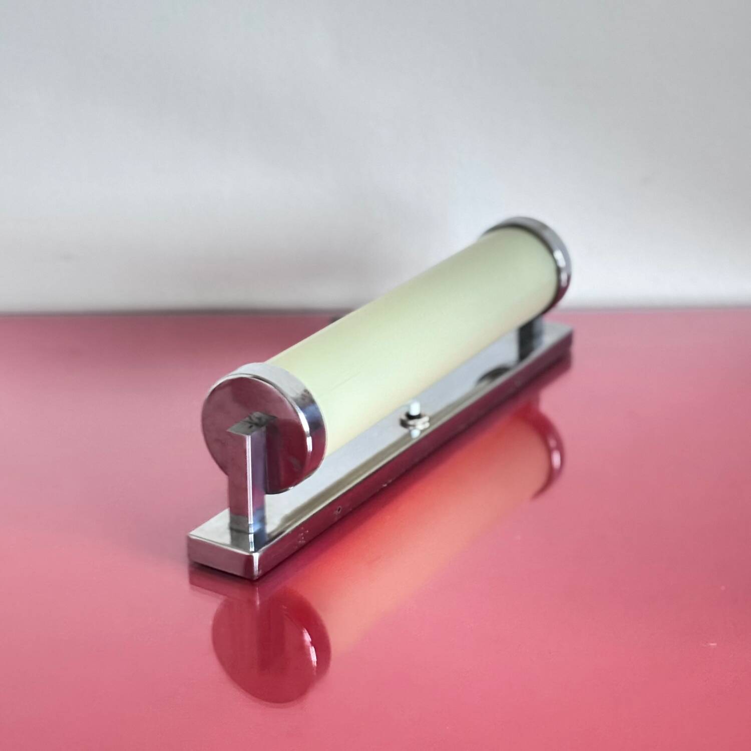 Functionalist wall lamp