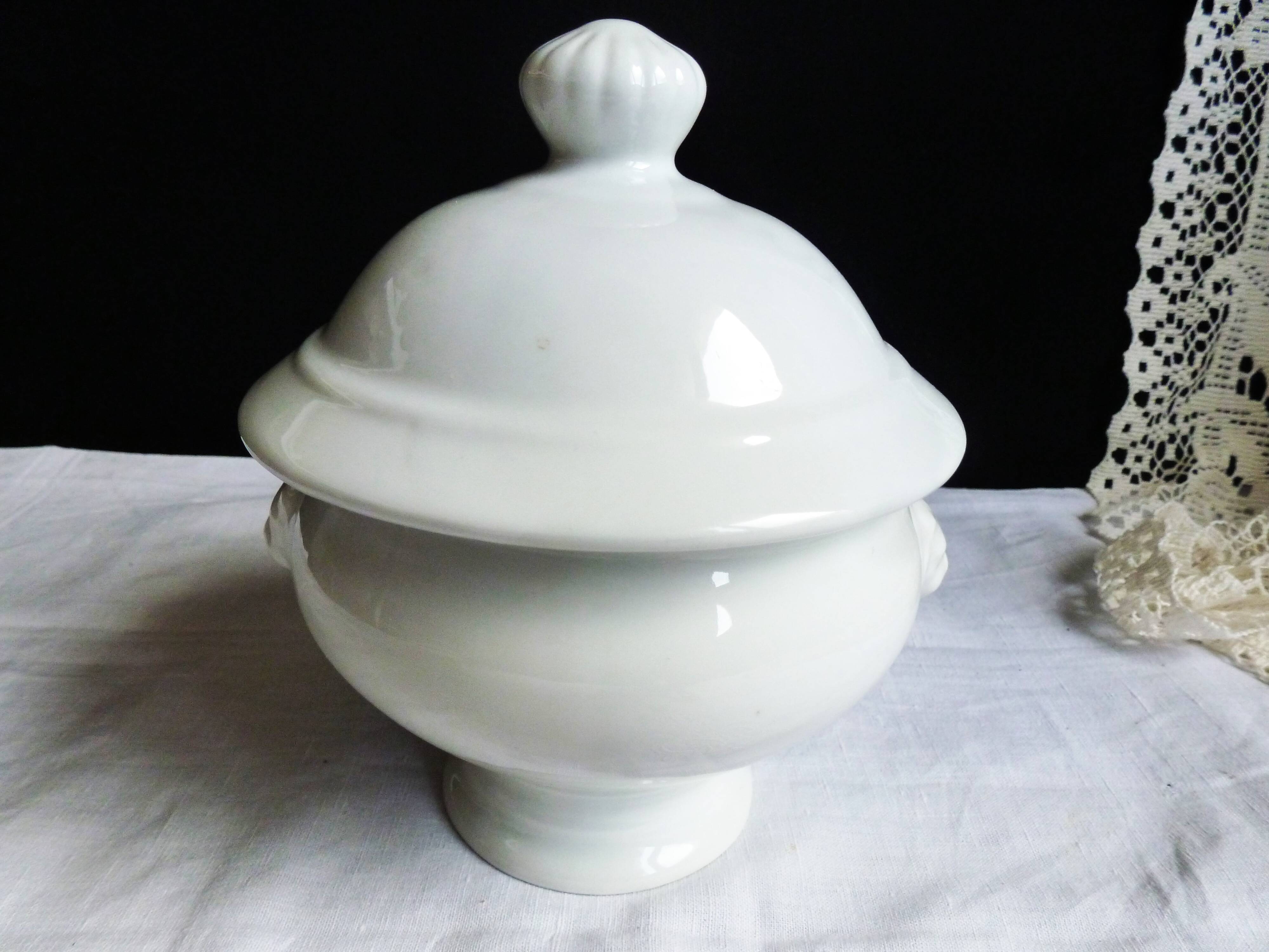 White onion soup bowls with lids, French soup bowls.