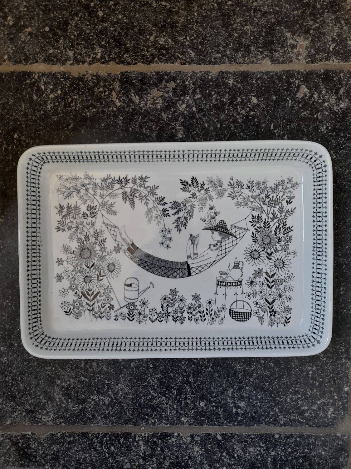 Emilia dish by Raija Uosikkinen for Arabia 1959