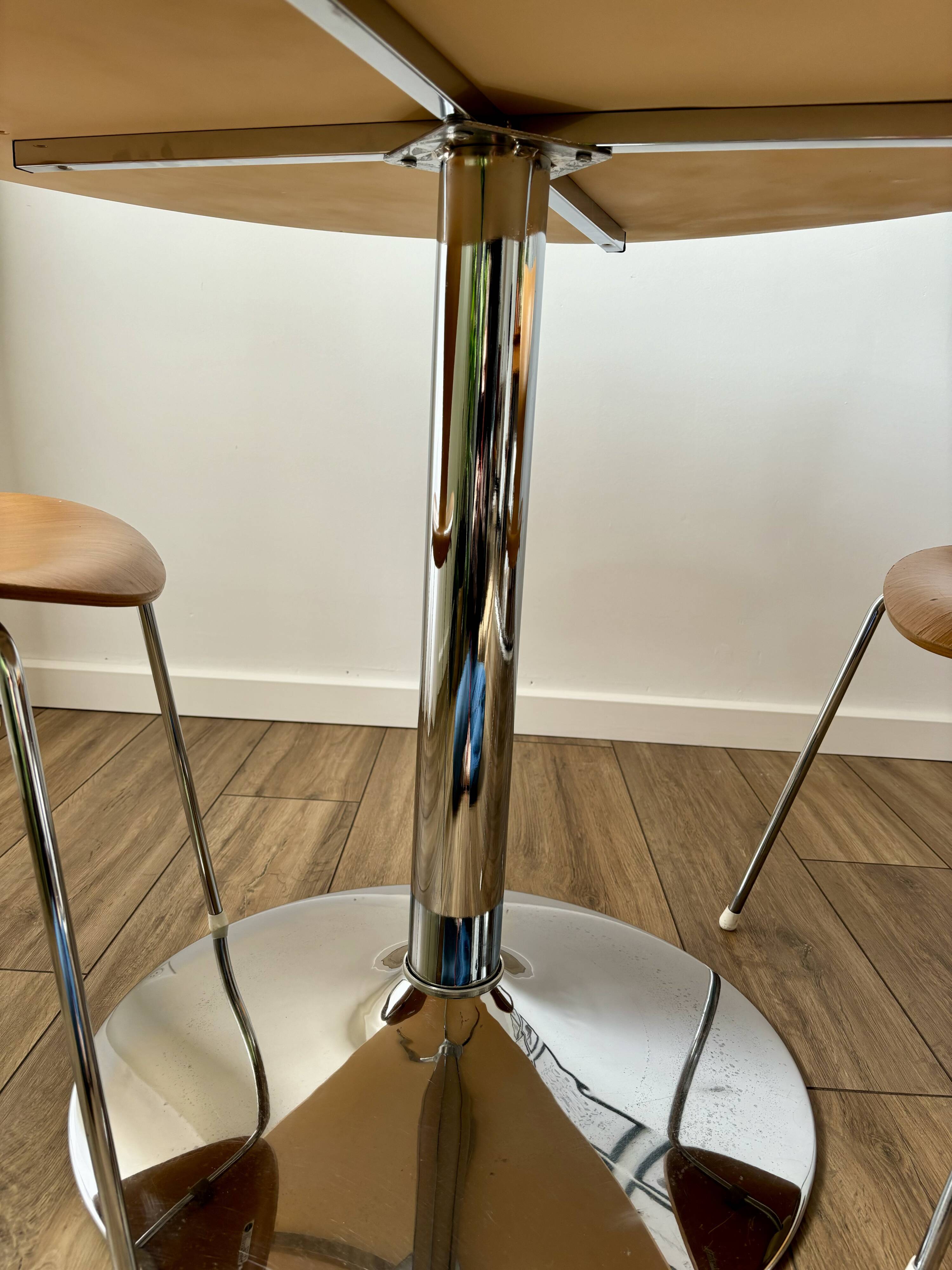 Tulip dining table with chrome base