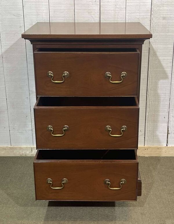Chiffonnier anglais en acajou des années 1950