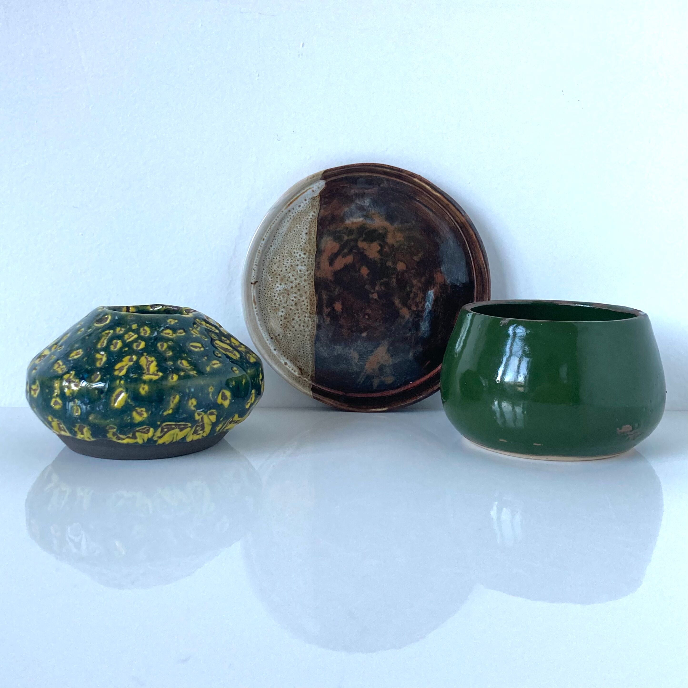 Réunion de trois céramiques d’artiste signées comprenant deux vases et une coupelle