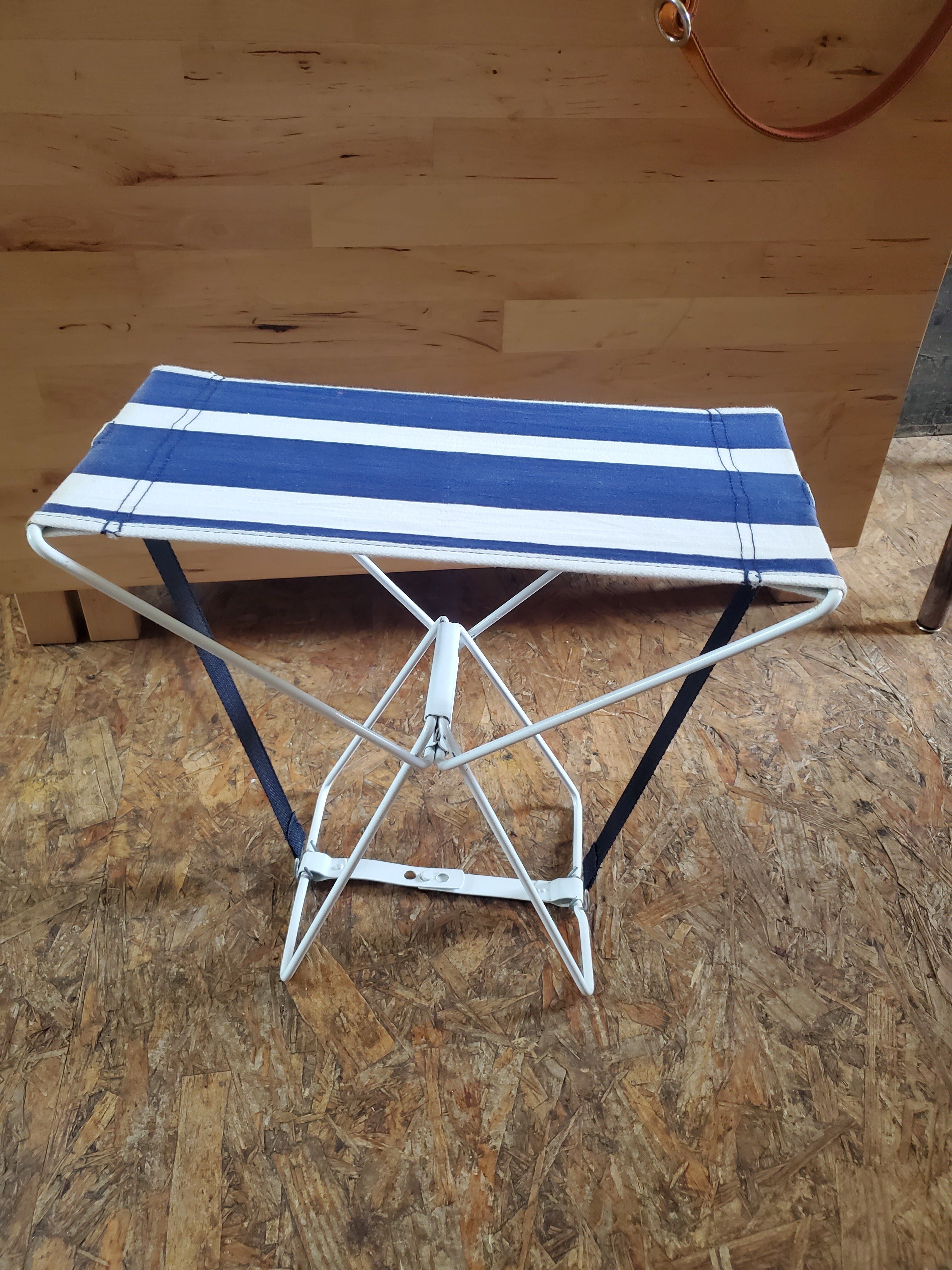 Folding seat
