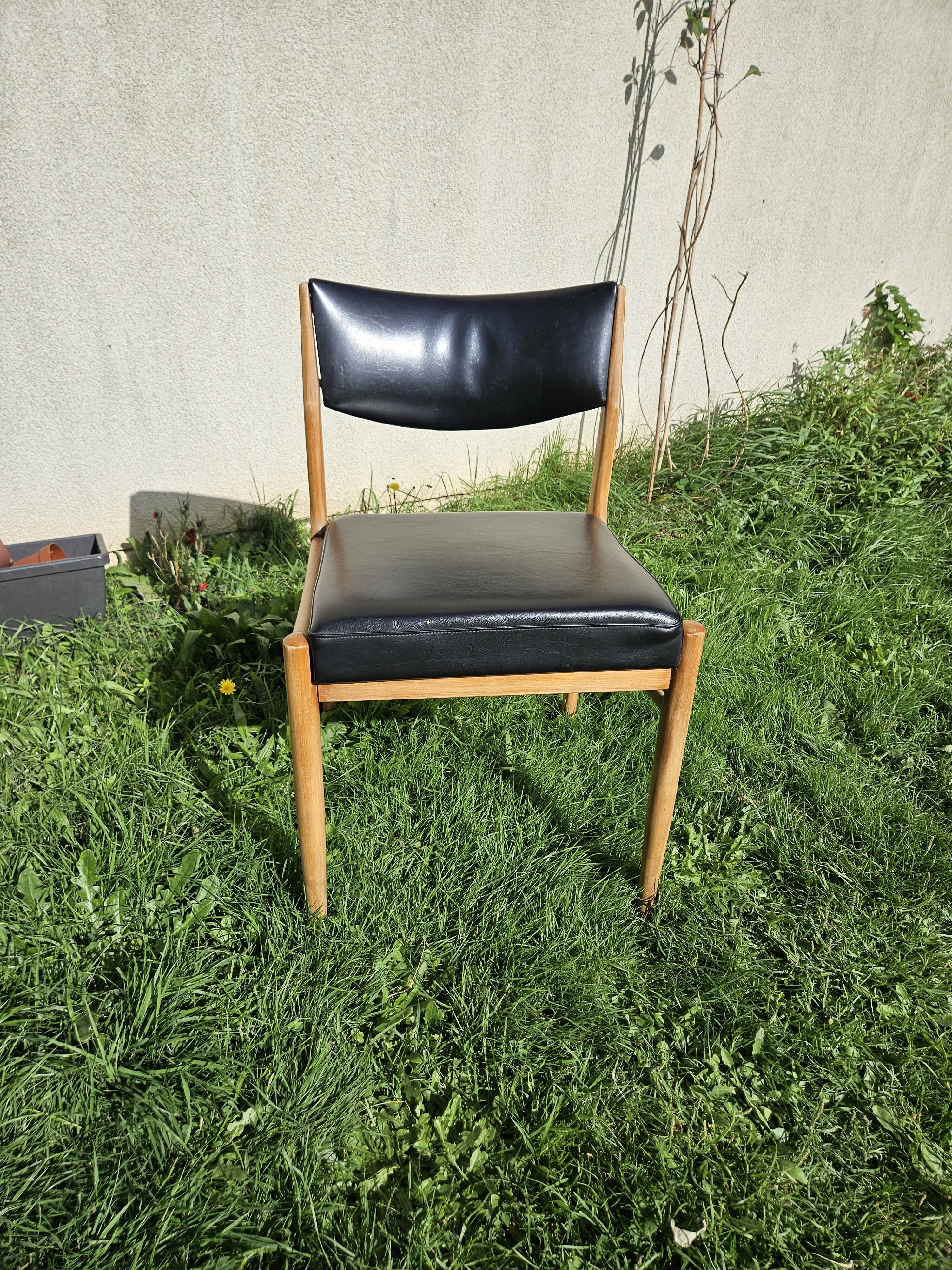 Chaise scandinave assise et dossier similicuir