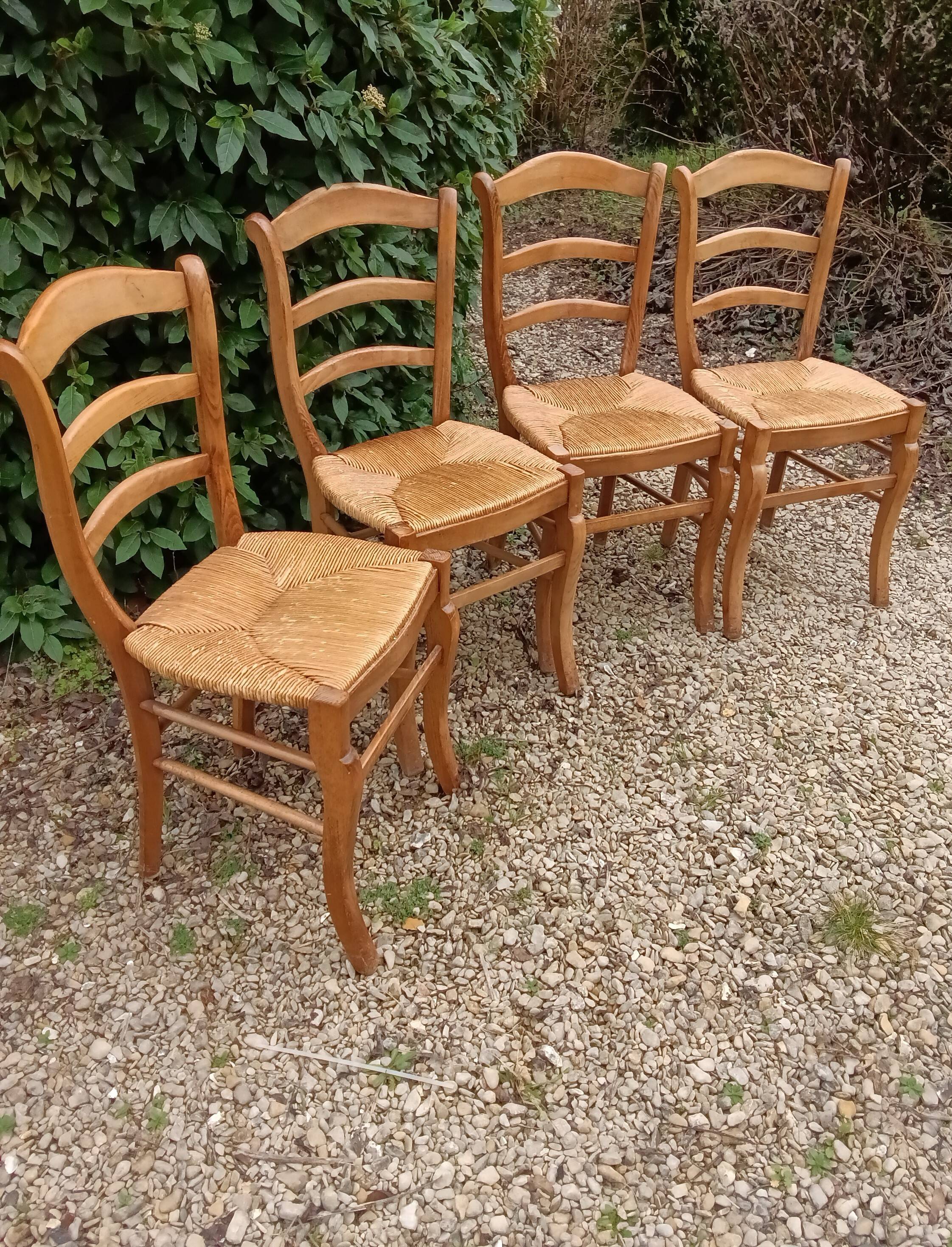 Chaises en bois et paille