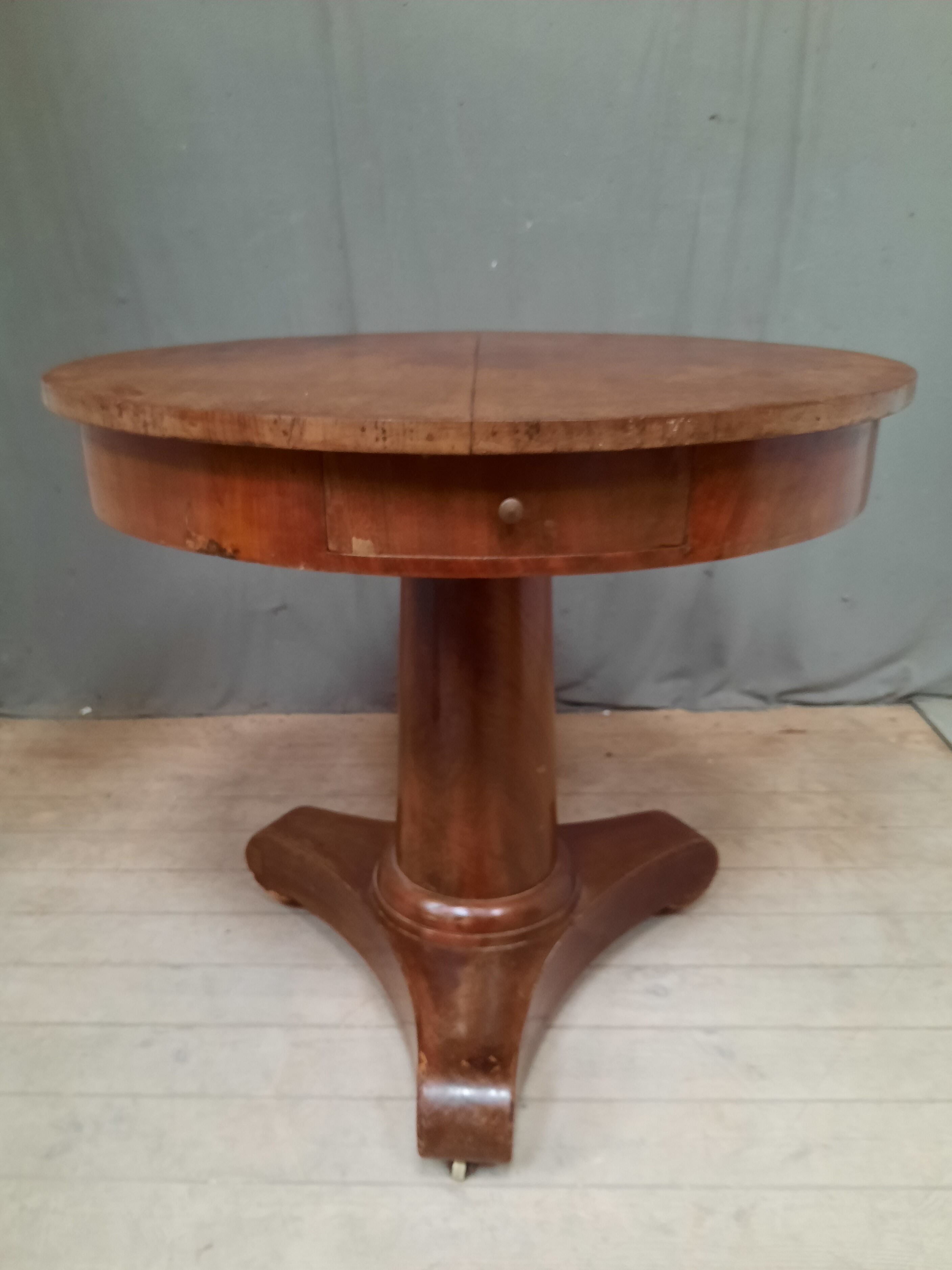 Restoration pedestal table with central barrel