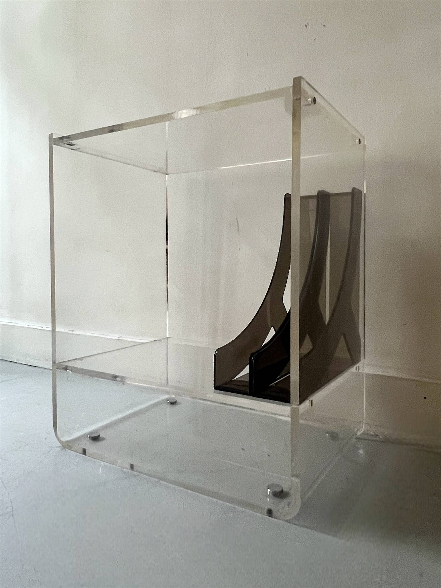 Bibliotheque design en plexiglass, Les Invisibles Marais International 70'S