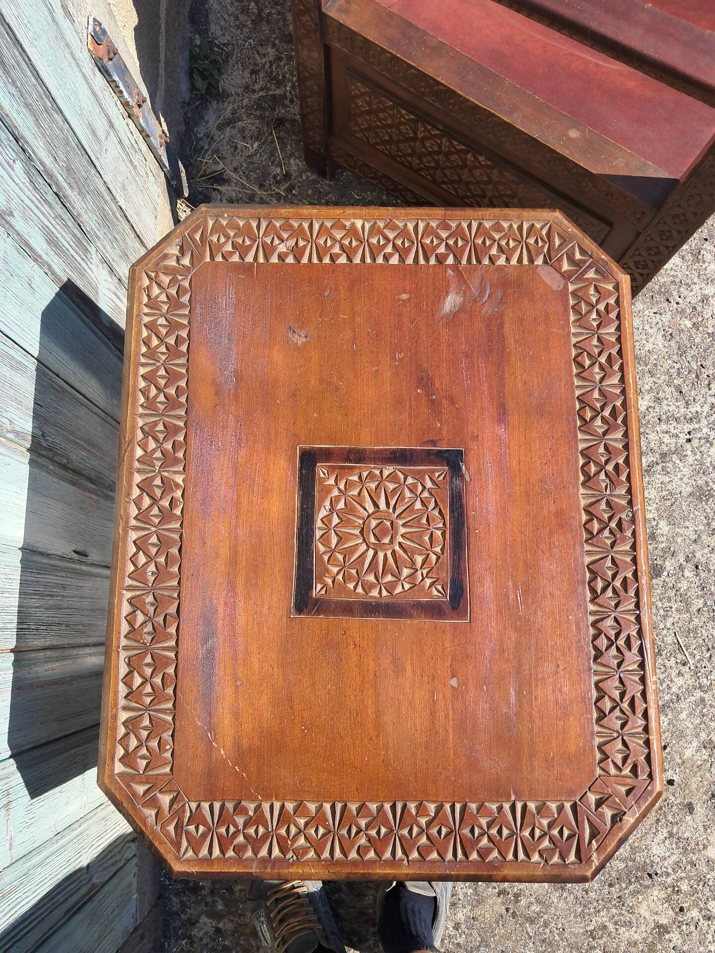 Moroccan lounge in leather and cedar