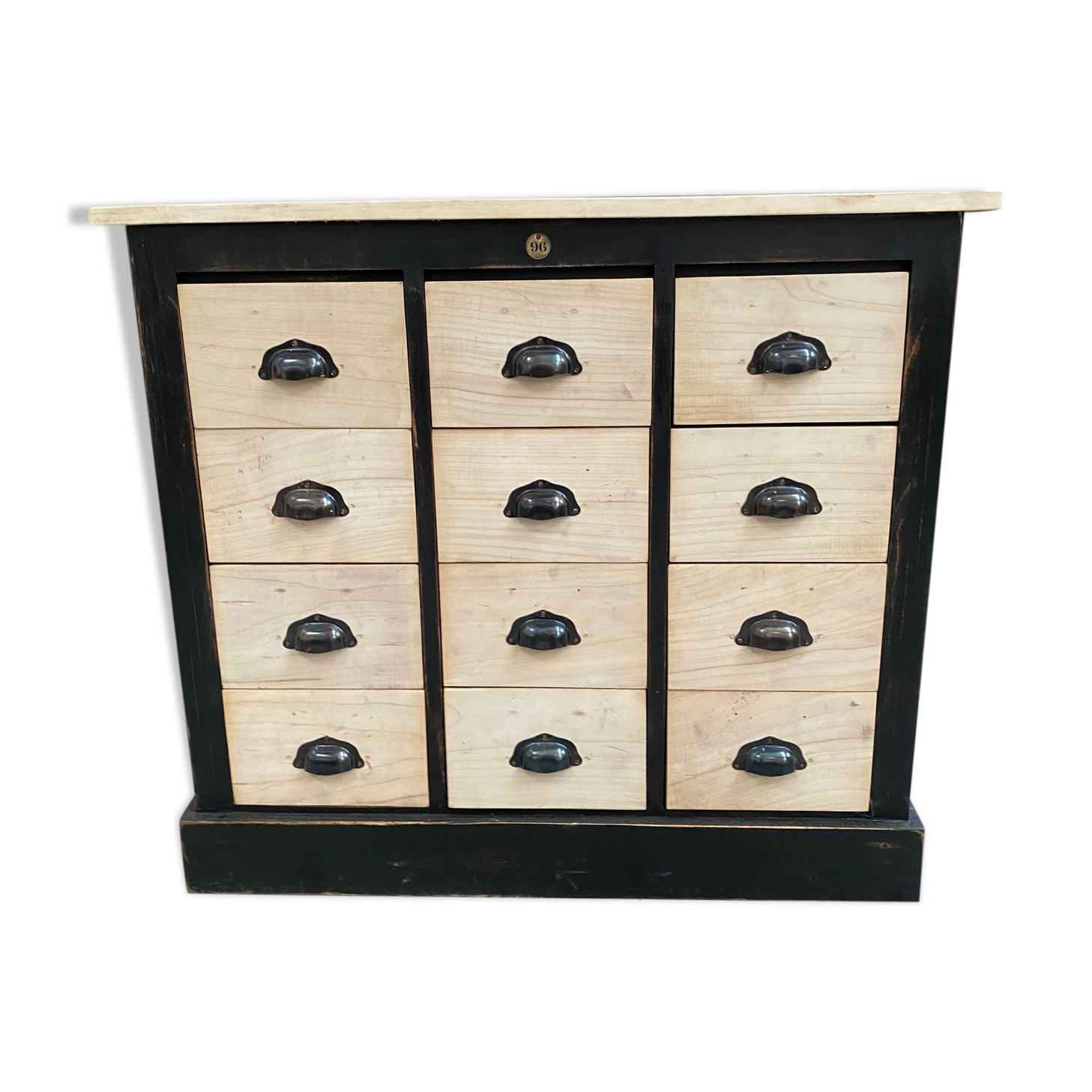 Storage cabinet with drawers