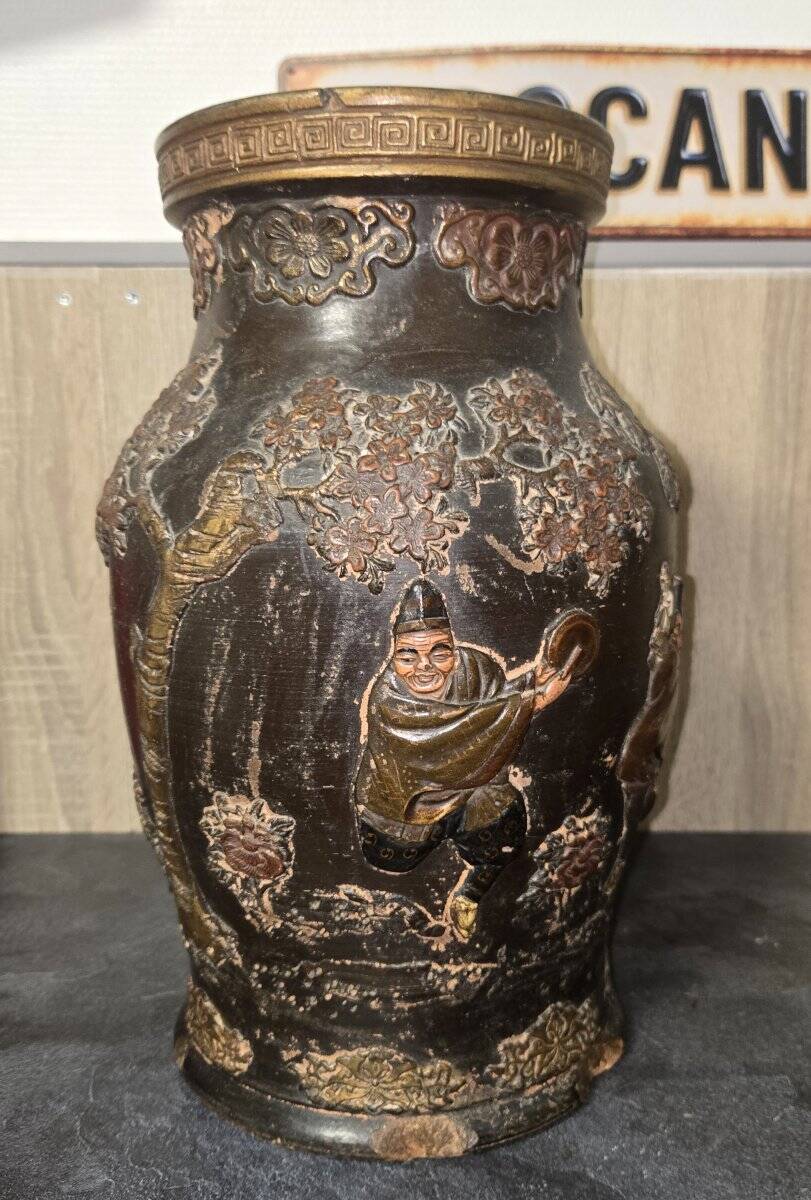 Asia 19th century: Japanese vase signed in terracotta, Meiji period.