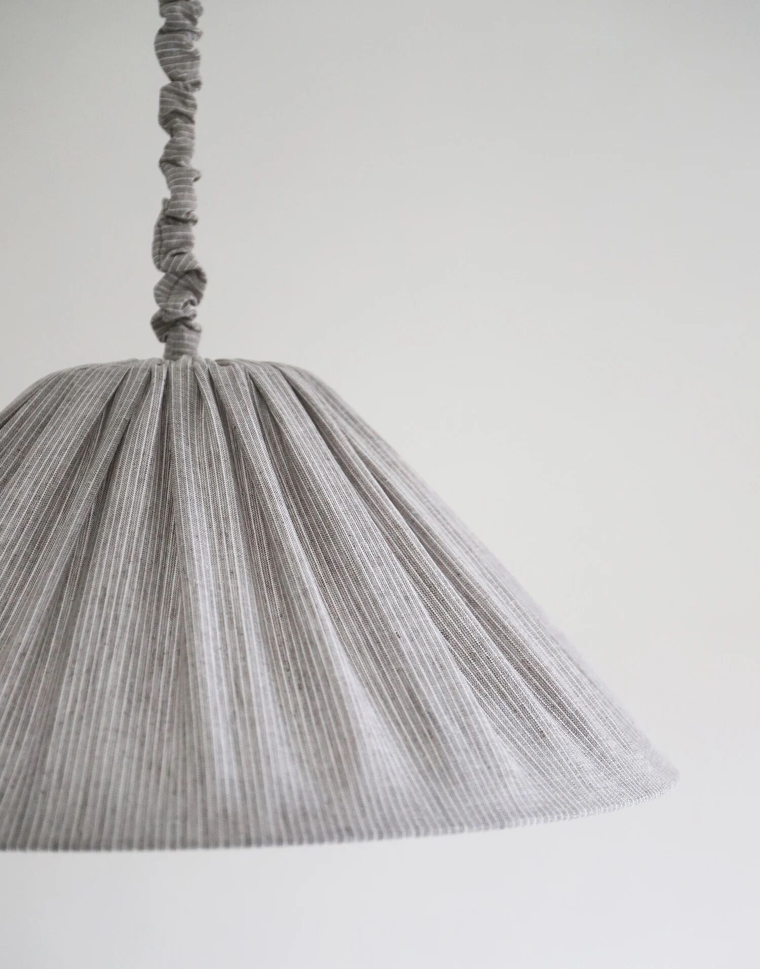 Suspension en lin et coton plissé "Malala" fines rayures classic grey