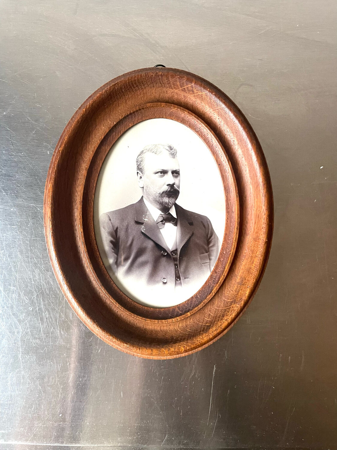 Antique wooden oval picture frame, 19.5 cm x 15.5 cm