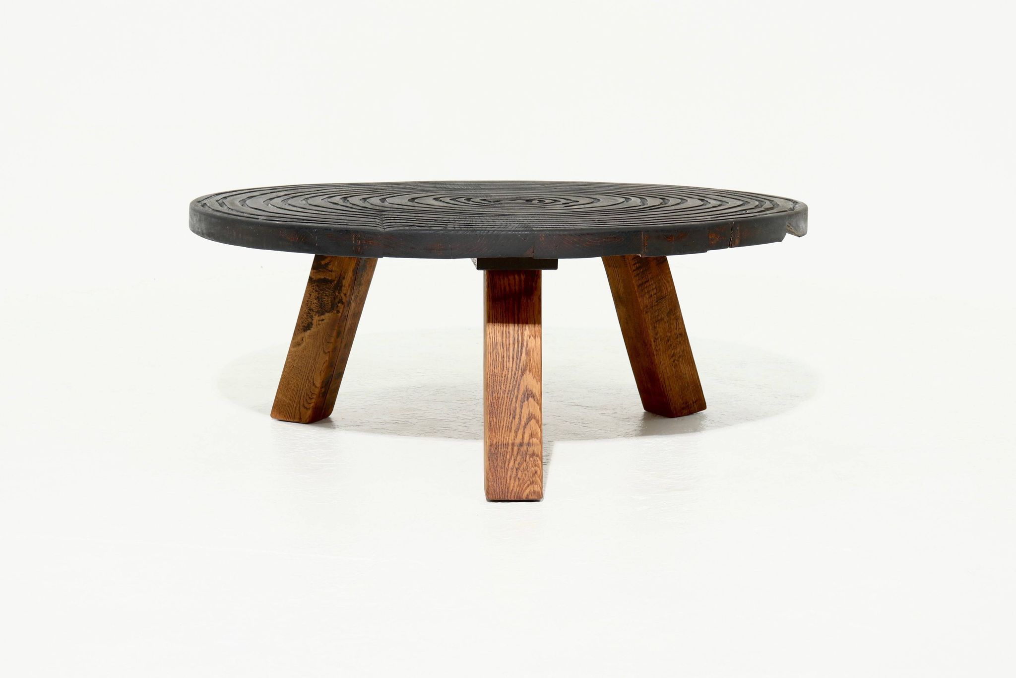 Table basse ronde tripode artisanale en chêne massif des années 1960