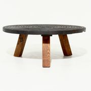 Table basse ronde tripode artisanale en chêne massif des années 1960