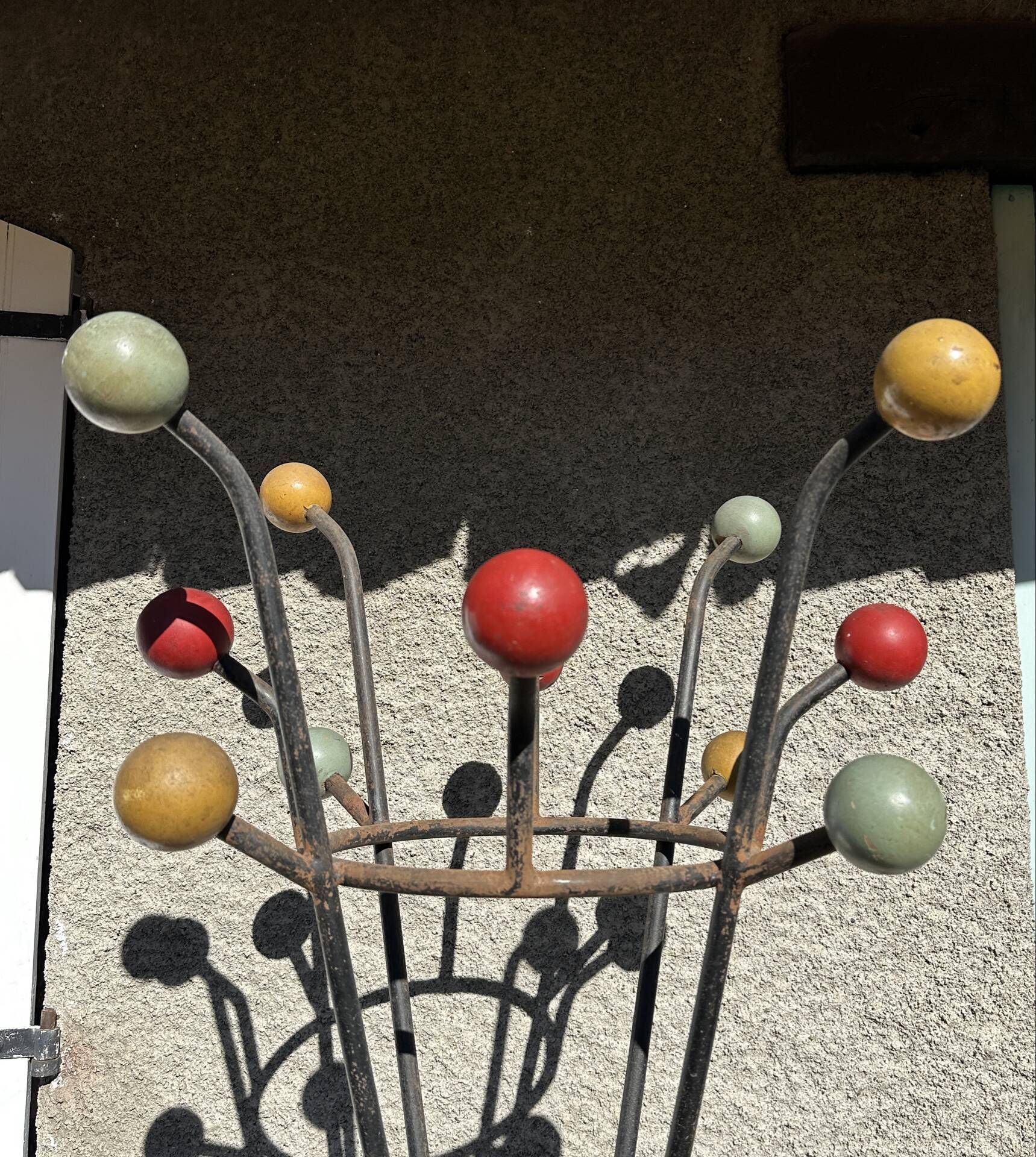 Ancien portemanteau en fer forgé type clé de sol par Roger Féraud