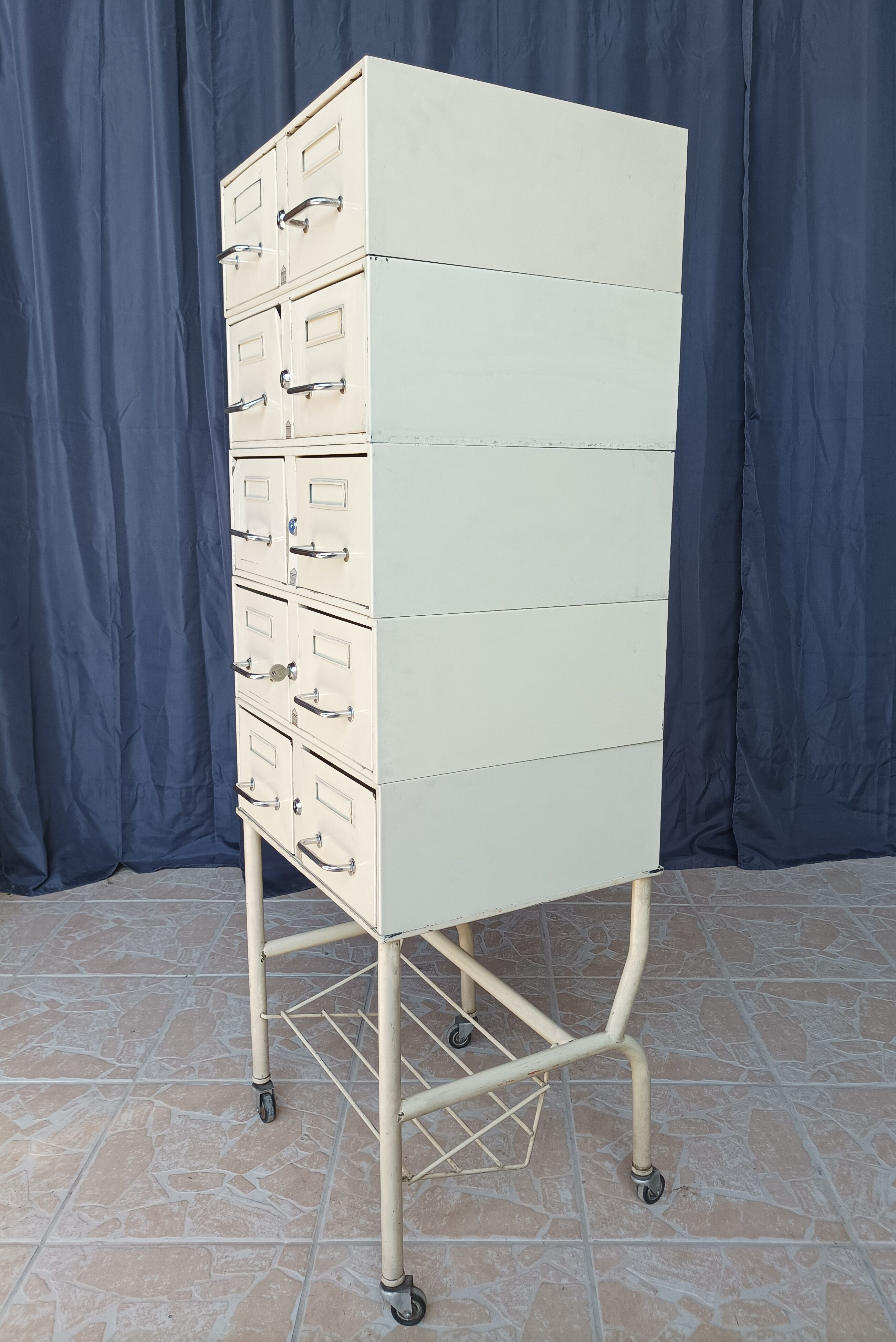 Cerem industrial locker service unit