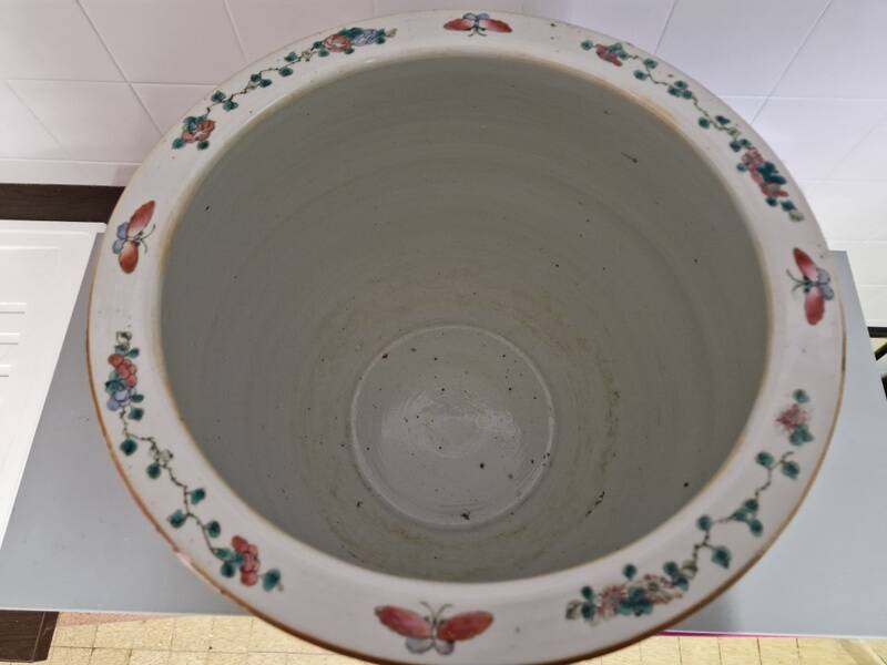 China - Circular fishbowl in Famille Rose enamel