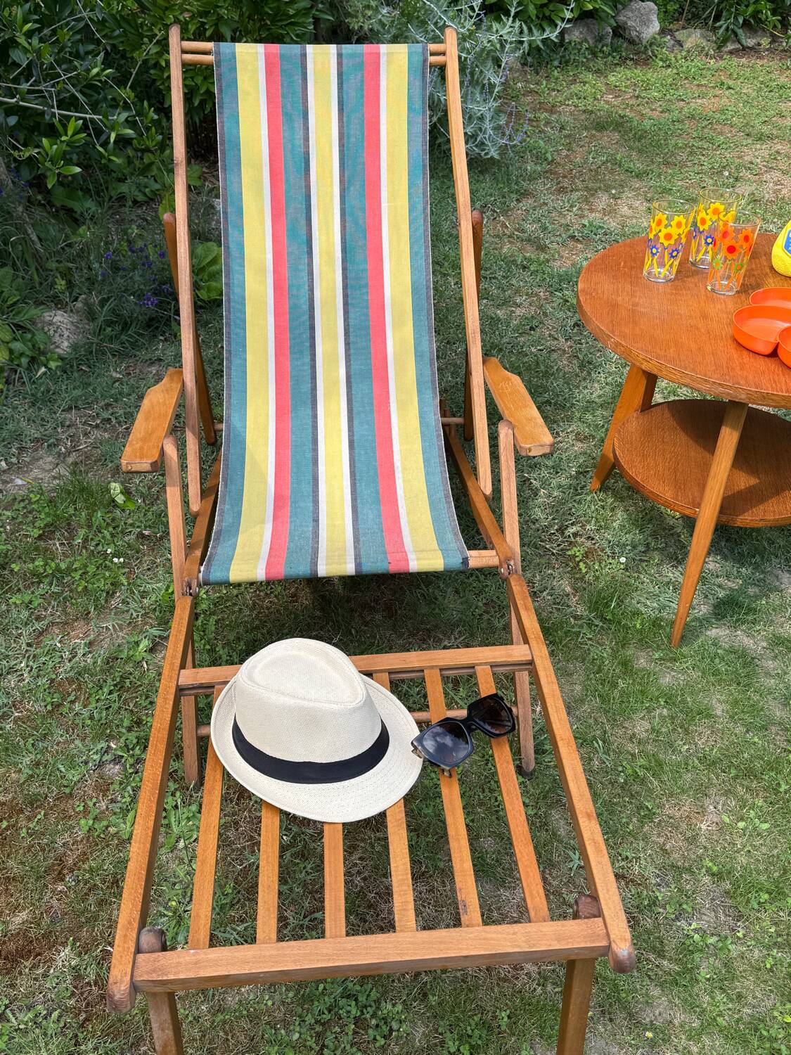 Vintage wooden deckchair/chilienne with footrest — 1960s